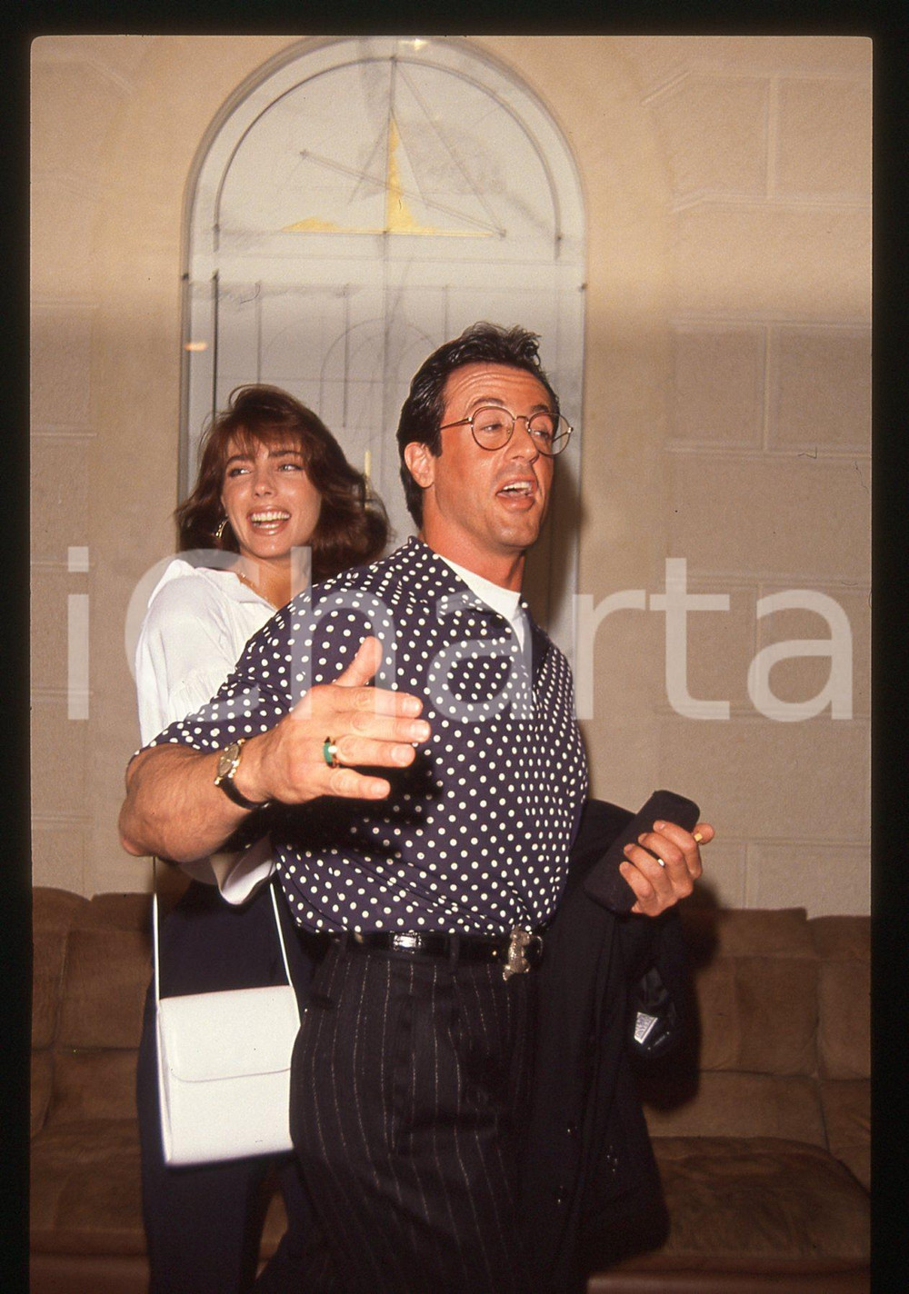 Sylvester STALLONE e Jennifer FLAVIN - COSTUME 1995 ca 35 mm vintage slide 39 Diapositiva d'epoca, in formato 35 mm.CONDIZIONI: GOODE' severamente vietata la riproduzione. Tutti i diritti sono riservati.Nella diapositiva ICharta mette in vendita, sul negozio eBay e in esclusiva sul sito "icharta" il proprio archivio composto da numerose diapositive e negativi fotografici d'epoca, tutti originali e autentici, che attraversano la storia del costume italiano tra gli la fine degli anni Sessanta e Novanta.Si tratta di uno sguardo inedito sull'attualità, la politica, la vita quotidiana, il gossip e la cultura, che fotografa il cambiamento della nazione in quest'ultimo scorcio del XX secolo. Un'occasione unica per il mercato del collezionismo, che vede finalmente disponibile un archivio eccezionale per vastità, tematiche e condizioni, in un settore (il negativo fotografico e la diapositiva) di assoluta novità e dalle interessanti prospettive di investimento.  GOOD/buono   originale e autentica 1