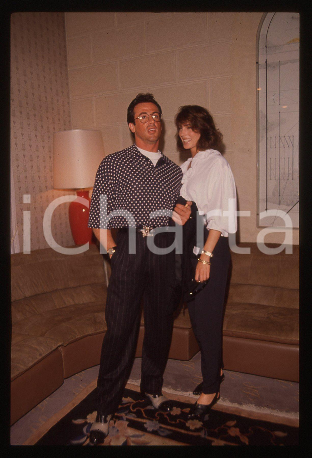 Sylvester STALLONE e Jennifer FLAVIN - COSTUME 1995 ca 35 mm vintage slide 41 Diapositiva d'epoca, in formato 35 mm.CONDIZIONI: GOODE' severamente vietata la riproduzione. Tutti i diritti sono riservati.Nella diapositiva ICharta mette in vendita, sul negozio eBay e in esclusiva sul sito "icharta" il proprio archivio composto da numerose diapositive e negativi fotografici d'epoca, tutti originali e autentici, che attraversano la storia del costume italiano tra gli la fine degli anni Sessanta e Novanta.Si tratta di uno sguardo inedito sull'attualità, la politica, la vita quotidiana, il gossip e la cultura, che fotografa il cambiamento della nazione in quest'ultimo scorcio del XX secolo. Un'occasione unica per il mercato del collezionismo, che vede finalmente disponibile un archivio eccezionale per vastità, tematiche e condizioni, in un settore (il negativo fotografico e la diapositiva) di assoluta novità e dalle interessanti prospettive di investimento.  GOOD/buono   originale e autentica 1