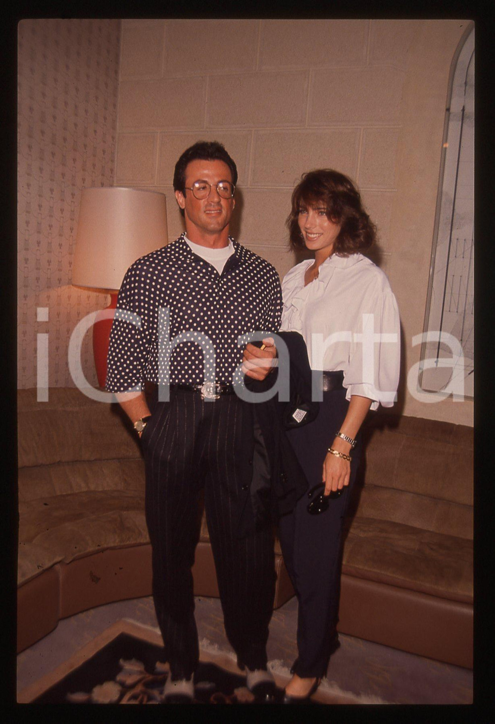 Sylvester STALLONE e Jennifer FLAVIN - COSTUME 1995 ca 35 mm vintage slide 42 Diapositiva d'epoca, in formato 35 mm.CONDIZIONI: GOODE' severamente vietata la riproduzione. Tutti i diritti sono riservati.Nella diapositiva ICharta mette in vendita, sul negozio eBay e in esclusiva sul sito "icharta" il proprio archivio composto da numerose diapositive e negativi fotografici d'epoca, tutti originali e autentici, che attraversano la storia del costume italiano tra gli la fine degli anni Sessanta e Novanta.Si tratta di uno sguardo inedito sull'attualità, la politica, la vita quotidiana, il gossip e la cultura, che fotografa il cambiamento della nazione in quest'ultimo scorcio del XX secolo. Un'occasione unica per il mercato del collezionismo, che vede finalmente disponibile un archivio eccezionale per vastità, tematiche e condizioni, in un settore (il negativo fotografico e la diapositiva) di assoluta novità e dalle interessanti prospettive di investimento.  GOOD/buono   originale e autentica 1