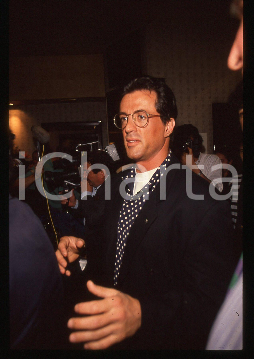 Sylvester STALLONE - CINEMA 1995 ca 35 mm vintage slide 67 Diapositiva d'epoca, in formato 35 mm.CONDIZIONI: GOODE' severamente vietata la riproduzione. Tutti i diritti sono riservati.Nella diapositiva ICharta mette in vendita, sul negozio eBay e in esclusiva sul sito "icharta" il proprio archivio composto da numerose diapositive e negativi fotografici d'epoca, tutti originali e autentici, che attraversano la storia del costume italiano tra gli la fine degli anni Sessanta e Novanta.Si tratta di uno sguardo inedito sull'attualità, la politica, la vita quotidiana, il gossip e la cultura, che fotografa il cambiamento della nazione in quest'ultimo scorcio del XX secolo. Un'occasione unica per il mercato del collezionismo, che vede finalmente disponibile un archivio eccezionale per vastità, tematiche e condizioni, in un settore (il negativo fotografico e la diapositiva) di assoluta novità e dalle interessanti prospettive di investimento.  GOOD/buono   originale e autentica 1