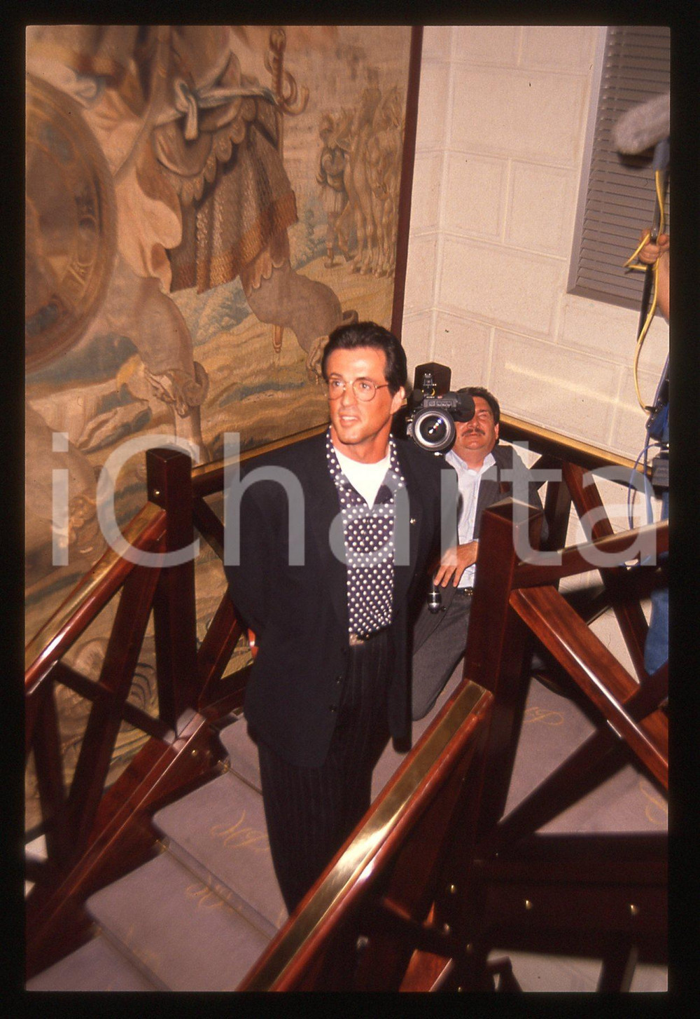 Sylvester STALLONE - CINEMA 1995 ca 35 mm vintage slide 69 Diapositiva d'epoca, in formato 35 mm.CONDIZIONI: GOODE' severamente vietata la riproduzione. Tutti i diritti sono riservati.Nella diapositiva ICharta mette in vendita, sul negozio eBay e in esclusiva sul sito "icharta" il proprio archivio composto da numerose diapositive e negativi fotografici d'epoca, tutti originali e autentici, che attraversano la storia del costume italiano tra gli la fine degli anni Sessanta e Novanta.Si tratta di uno sguardo inedito sull'attualità, la politica, la vita quotidiana, il gossip e la cultura, che fotografa il cambiamento della nazione in quest'ultimo scorcio del XX secolo. Un'occasione unica per il mercato del collezionismo, che vede finalmente disponibile un archivio eccezionale per vastità, tematiche e condizioni, in un settore (il negativo fotografico e la diapositiva) di assoluta novità e dalle interessanti prospettive di investimento.  GOOD/buono   originale e autentica 1