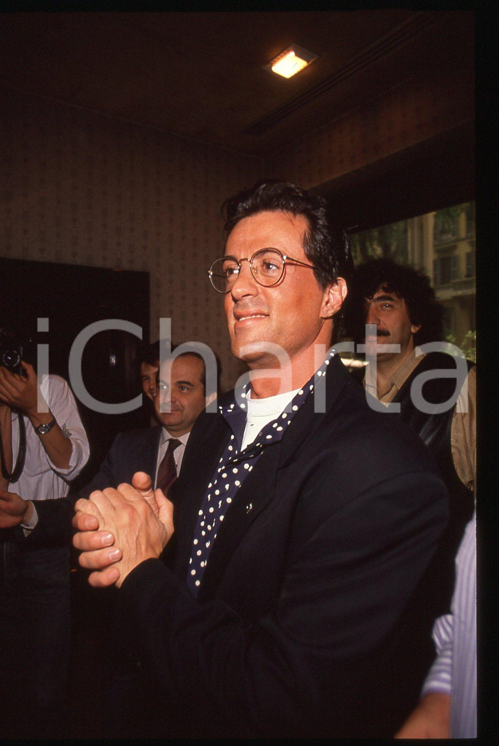 Sylvester STALLONE - CINEMA 1995 ca 35 mm vintage slide 70 Diapositiva d'epoca, in formato 35 mm.CONDIZIONI: GOODE' severamente vietata la riproduzione. Tutti i diritti sono riservati.Nella diapositiva ICharta mette in vendita, sul negozio eBay e in esclusiva sul sito "icharta" il proprio archivio composto da numerose diapositive e negativi fotografici d'epoca, tutti originali e autentici, che attraversano la storia del costume italiano tra gli la fine degli anni Sessanta e Novanta.Si tratta di uno sguardo inedito sull'attualità, la politica, la vita quotidiana, il gossip e la cultura, che fotografa il cambiamento della nazione in quest'ultimo scorcio del XX secolo. Un'occasione unica per il mercato del collezionismo, che vede finalmente disponibile un archivio eccezionale per vastità, tematiche e condizioni, in un settore (il negativo fotografico e la diapositiva) di assoluta novità e dalle interessanti prospettive di investimento.  GOOD/buono   originale e autentica 1