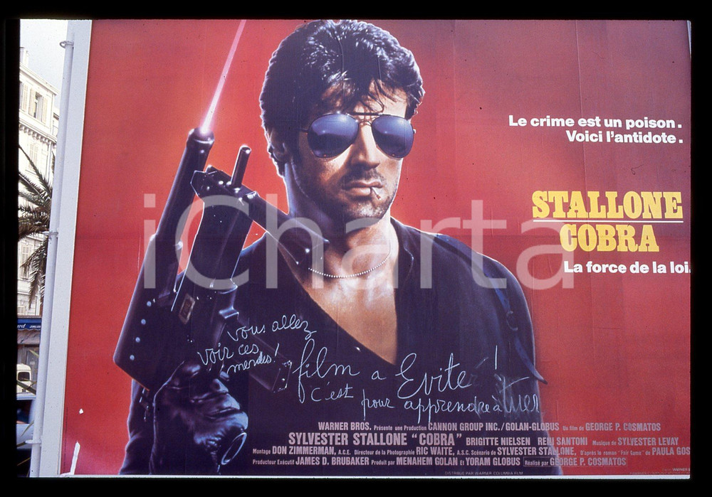 Sylvester STALLONE - Locandina film COBRA 1986 35 mm vintage slide Diapositiva d'epoca, in formato 35 mm.CONDIZIONI: GOODE' severamente vietata la riproduzione. Tutti i diritti sono riservati.Nella diapositiva ICharta mette in vendita, sul negozio eBay e in esclusiva sul sito "icharta" il proprio archivio composto da numerose diapositive e negativi fotografici d'epoca, tutti originali e autentici, che attraversano la storia del costume italiano tra gli la fine degli anni Sessanta e Novanta.Si tratta di uno sguardo inedito sull'attualità, la politica, la vita quotidiana, il gossip e la cultura, che fotografa il cambiamento della nazione in quest'ultimo scorcio del XX secolo. Un'occasione unica per il mercato del collezionismo, che vede finalmente disponibile un archivio eccezionale per vastità, tematiche e condizioni, in un settore (il negativo fotografico e la diapositiva) di assoluta novità e dalle interessanti prospettive di investimento.  GOOD/buono   originale e autentica 1