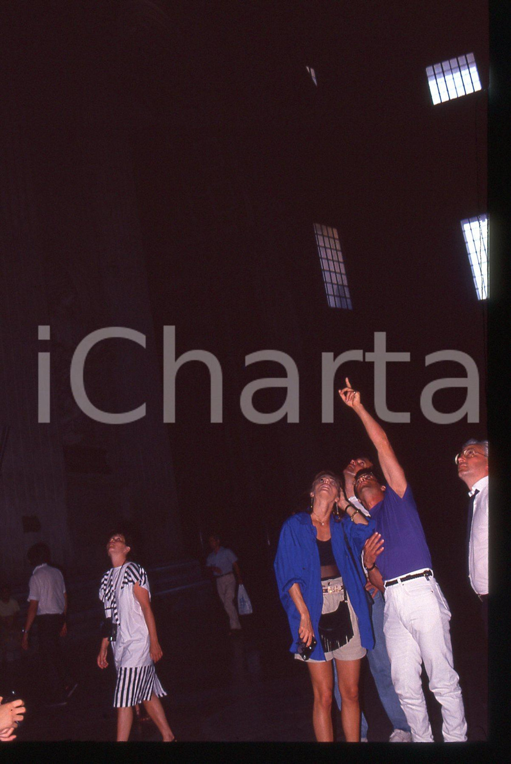 Sylvester STALLONE e Jennifer FLAVIN - ROMA 1990 ca 35 mm vintage slide 41 Diapositiva d'epoca, in formato 35 mm.CONDIZIONI: GOODE' severamente vietata la riproduzione. Tutti i diritti sono riservati.Nella diapositiva ICharta mette in vendita, sul negozio eBay e in esclusiva sul sito "icharta" il proprio archivio composto da numerose diapositive e negativi fotografici d'epoca, tutti originali e autentici, che attraversano la storia del costume italiano tra gli la fine degli anni Sessanta e Novanta.Si tratta di uno sguardo inedito sull'attualità, la politica, la vita quotidiana, il gossip e la cultura, che fotografa il cambiamento della nazione in quest'ultimo scorcio del XX secolo. Un'occasione unica per il mercato del collezionismo, che vede finalmente disponibile un archivio eccezionale per vastità, tematiche e condizioni, in un settore (il negativo fotografico e la diapositiva) di assoluta novità e dalle interessanti prospettive di investimento.  GOOD/buono   originale e autentica 1