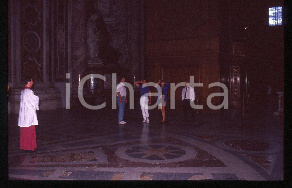 Sylvester STALLONE e Jennifer FLAVIN - ROMA 1990 ca 35 mm vintage slide 42 Diapositiva d'epoca, in formato 35 mm.CONDIZIONI: GOODE' severamente vietata la riproduzione. Tutti i diritti sono riservati.Nella diapositiva ICharta mette in vendita, sul negozio eBay e in esclusiva sul sito "icharta" il proprio archivio composto da numerose diapositive e negativi fotografici d'epoca, tutti originali e autentici, che attraversano la storia del costume italiano tra gli la fine degli anni Sessanta e Novanta.Si tratta di uno sguardo inedito sull'attualità, la politica, la vita quotidiana, il gossip e la cultura, che fotografa il cambiamento della nazione in quest'ultimo scorcio del XX secolo. Un'occasione unica per il mercato del collezionismo, che vede finalmente disponibile un archivio eccezionale per vastità, tematiche e condizioni, in un settore (il negativo fotografico e la diapositiva) di assoluta novità e dalle interessanti prospettive di investimento.  GOOD/buono   originale e autentica 1