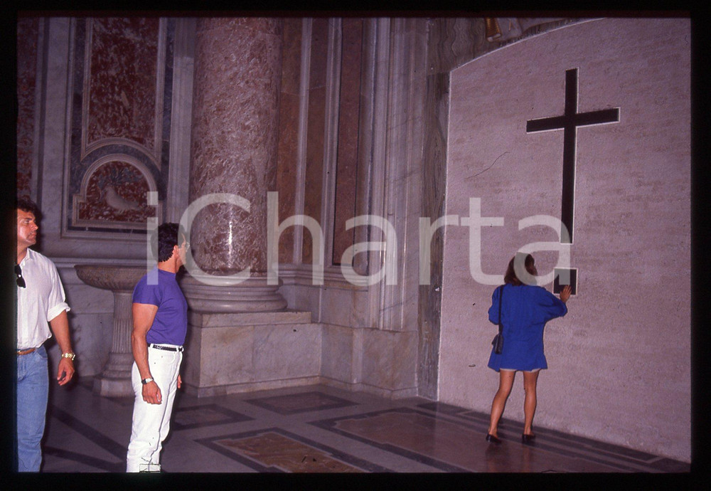 Sylvester STALLONE e Jennifer FLAVIN - ROMA 1990 ca 35 mm vintage slide 44 Diapositiva d'epoca, in formato 35 mm.CONDIZIONI: GOODE' severamente vietata la riproduzione. Tutti i diritti sono riservati.Nella diapositiva ICharta mette in vendita, sul negozio eBay e in esclusiva sul sito "icharta" il proprio archivio composto da numerose diapositive e negativi fotografici d'epoca, tutti originali e autentici, che attraversano la storia del costume italiano tra gli la fine degli anni Sessanta e Novanta.Si tratta di uno sguardo inedito sull'attualità, la politica, la vita quotidiana, il gossip e la cultura, che fotografa il cambiamento della nazione in quest'ultimo scorcio del XX secolo. Un'occasione unica per il mercato del collezionismo, che vede finalmente disponibile un archivio eccezionale per vastità, tematiche e condizioni, in un settore (il negativo fotografico e la diapositiva) di assoluta novità e dalle interessanti prospettive di investimento.  GOOD/buono   originale e autentica 1