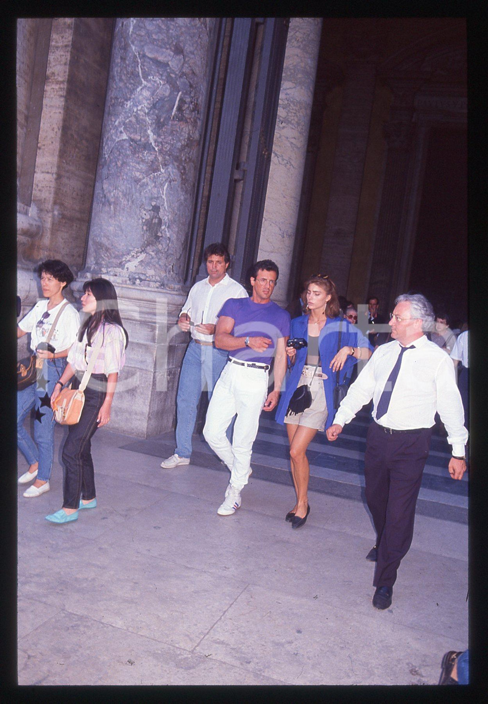 Sylvester STALLONE e Jennifer FLAVIN - ROMA 1990 ca 35 mm vintage slide 45 Diapositiva d'epoca, in formato 35 mm.CONDIZIONI: GOODE' severamente vietata la riproduzione. Tutti i diritti sono riservati.Nella diapositiva ICharta mette in vendita, sul negozio eBay e in esclusiva sul sito "icharta" il proprio archivio composto da numerose diapositive e negativi fotografici d'epoca, tutti originali e autentici, che attraversano la storia del costume italiano tra gli la fine degli anni Sessanta e Novanta.Si tratta di uno sguardo inedito sull'attualità, la politica, la vita quotidiana, il gossip e la cultura, che fotografa il cambiamento della nazione in quest'ultimo scorcio del XX secolo. Un'occasione unica per il mercato del collezionismo, che vede finalmente disponibile un archivio eccezionale per vastità, tematiche e condizioni, in un settore (il negativo fotografico e la diapositiva) di assoluta novità e dalle interessanti prospettive di investimento.  GOOD/buono   originale e autentica 1