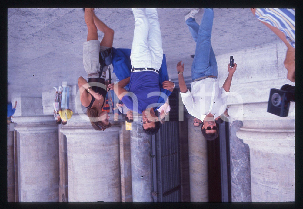 Sylvester STALLONE e Jennifer FLAVIN - ROMA 1990 ca 35 mm vintage slide 46 Diapositiva d'epoca, in formato 35 mm.CONDIZIONI: GOODE' severamente vietata la riproduzione. Tutti i diritti sono riservati.Nella diapositiva ICharta mette in vendita, sul negozio eBay e in esclusiva sul sito "icharta" il proprio archivio composto da numerose diapositive e negativi fotografici d'epoca, tutti originali e autentici, che attraversano la storia del costume italiano tra gli la fine degli anni Sessanta e Novanta.Si tratta di uno sguardo inedito sull'attualità, la politica, la vita quotidiana, il gossip e la cultura, che fotografa il cambiamento della nazione in quest'ultimo scorcio del XX secolo. Un'occasione unica per il mercato del collezionismo, che vede finalmente disponibile un archivio eccezionale per vastità, tematiche e condizioni, in un settore (il negativo fotografico e la diapositiva) di assoluta novità e dalle interessanti prospettive di investimento.  GOOD/buono   originale e autentica 1