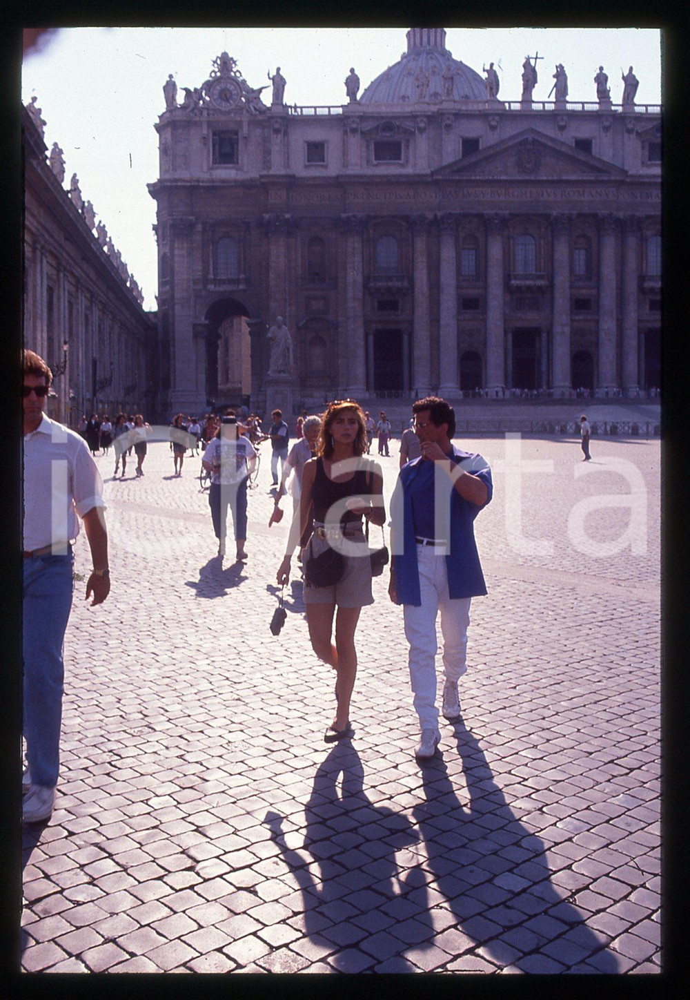 Sylvester STALLONE e Jennifer FLAVIN - ROMA 1990 ca 35 mm vintage slide 47 Diapositiva d'epoca, in formato 35 mm.CONDIZIONI: GOODE' severamente vietata la riproduzione. Tutti i diritti sono riservati.Nella diapositiva ICharta mette in vendita, sul negozio eBay e in esclusiva sul sito "icharta" il proprio archivio composto da numerose diapositive e negativi fotografici d'epoca, tutti originali e autentici, che attraversano la storia del costume italiano tra gli la fine degli anni Sessanta e Novanta.Si tratta di uno sguardo inedito sull'attualità, la politica, la vita quotidiana, il gossip e la cultura, che fotografa il cambiamento della nazione in quest'ultimo scorcio del XX secolo. Un'occasione unica per il mercato del collezionismo, che vede finalmente disponibile un archivio eccezionale per vastità, tematiche e condizioni, in un settore (il negativo fotografico e la diapositiva) di assoluta novità e dalle interessanti prospettive di investimento.  GOOD/buono   originale e autentica 1