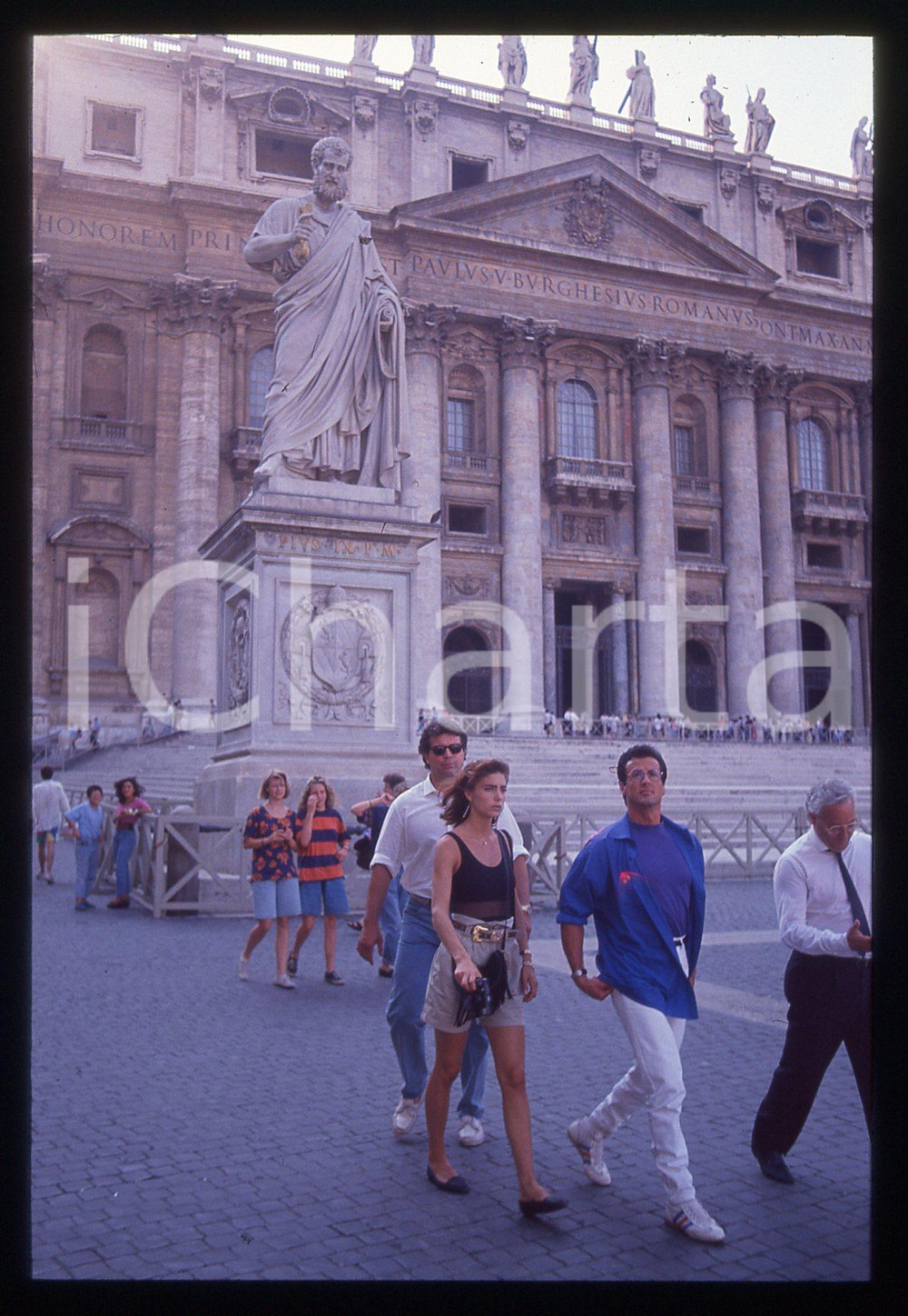 Sylvester STALLONE e Jennifer FLAVIN - ROMA 1990 ca 35 mm vintage slide 49 Diapositiva d'epoca, in formato 35 mm.CONDIZIONI: GOODE' severamente vietata la riproduzione. Tutti i diritti sono riservati.Nella diapositiva ICharta mette in vendita, sul negozio eBay e in esclusiva sul sito "icharta" il proprio archivio composto da numerose diapositive e negativi fotografici d'epoca, tutti originali e autentici, che attraversano la storia del costume italiano tra gli la fine degli anni Sessanta e Novanta.Si tratta di uno sguardo inedito sull'attualità, la politica, la vita quotidiana, il gossip e la cultura, che fotografa il cambiamento della nazione in quest'ultimo scorcio del XX secolo. Un'occasione unica per il mercato del collezionismo, che vede finalmente disponibile un archivio eccezionale per vastità, tematiche e condizioni, in un settore (il negativo fotografico e la diapositiva) di assoluta novità e dalle interessanti prospettive di investimento.  GOOD/buono   originale e autentica 1