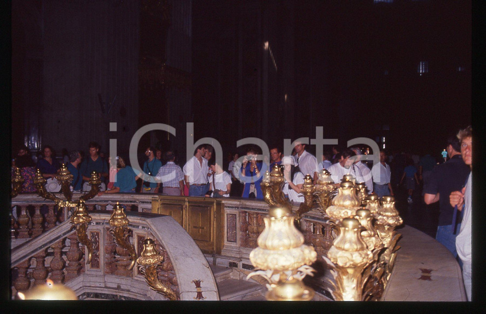 Sylvester STALLONE e Jennifer FLAVIN - ROMA 1990 ca 35 mm vintage slide 50 Diapositiva d'epoca, in formato 35 mm.CONDIZIONI: GOODE' severamente vietata la riproduzione. Tutti i diritti sono riservati.Nella diapositiva ICharta mette in vendita, sul negozio eBay e in esclusiva sul sito "icharta" il proprio archivio composto da numerose diapositive e negativi fotografici d'epoca, tutti originali e autentici, che attraversano la storia del costume italiano tra gli la fine degli anni Sessanta e Novanta.Si tratta di uno sguardo inedito sull'attualità, la politica, la vita quotidiana, il gossip e la cultura, che fotografa il cambiamento della nazione in quest'ultimo scorcio del XX secolo. Un'occasione unica per il mercato del collezionismo, che vede finalmente disponibile un archivio eccezionale per vastità, tematiche e condizioni, in un settore (il negativo fotografico e la diapositiva) di assoluta novità e dalle interessanti prospettive di investimento.  GOOD/buono   originale e autentica 1