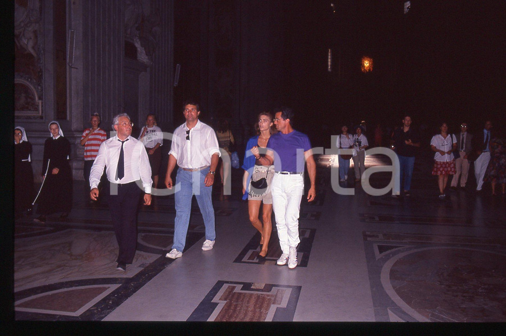 Sylvester STALLONE e Jennifer FLAVIN - ROMA 1990 ca 35 mm vintage slide 51 Diapositiva d'epoca, in formato 35 mm.CONDIZIONI: GOODE' severamente vietata la riproduzione. Tutti i diritti sono riservati.Nella diapositiva ICharta mette in vendita, sul negozio eBay e in esclusiva sul sito "icharta" il proprio archivio composto da numerose diapositive e negativi fotografici d'epoca, tutti originali e autentici, che attraversano la storia del costume italiano tra gli la fine degli anni Sessanta e Novanta.Si tratta di uno sguardo inedito sull'attualità, la politica, la vita quotidiana, il gossip e la cultura, che fotografa il cambiamento della nazione in quest'ultimo scorcio del XX secolo. Un'occasione unica per il mercato del collezionismo, che vede finalmente disponibile un archivio eccezionale per vastità, tematiche e condizioni, in un settore (il negativo fotografico e la diapositiva) di assoluta novità e dalle interessanti prospettive di investimento.  GOOD/buono   originale e autentica 1