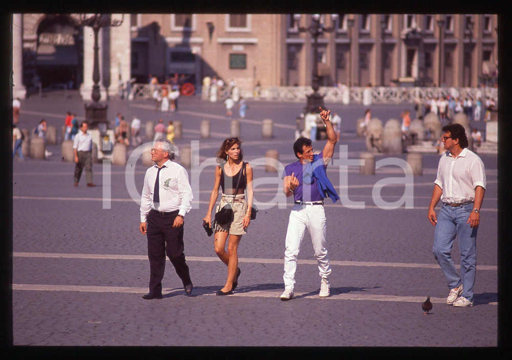 Sylvester STALLONE e Jennifer FLAVIN - ROMA 1990 ca 35 mm vintage slide 52 Diapositiva d'epoca, in formato 35 mm.CONDIZIONI: GOODE' severamente vietata la riproduzione. Tutti i diritti sono riservati.Nella diapositiva ICharta mette in vendita, sul negozio eBay e in esclusiva sul sito "icharta" il proprio archivio composto da numerose diapositive e negativi fotografici d'epoca, tutti originali e autentici, che attraversano la storia del costume italiano tra gli la fine degli anni Sessanta e Novanta.Si tratta di uno sguardo inedito sull'attualità, la politica, la vita quotidiana, il gossip e la cultura, che fotografa il cambiamento della nazione in quest'ultimo scorcio del XX secolo. Un'occasione unica per il mercato del collezionismo, che vede finalmente disponibile un archivio eccezionale per vastità, tematiche e condizioni, in un settore (il negativo fotografico e la diapositiva) di assoluta novità e dalle interessanti prospettive di investimento.  GOOD/buono   originale e autentica 1