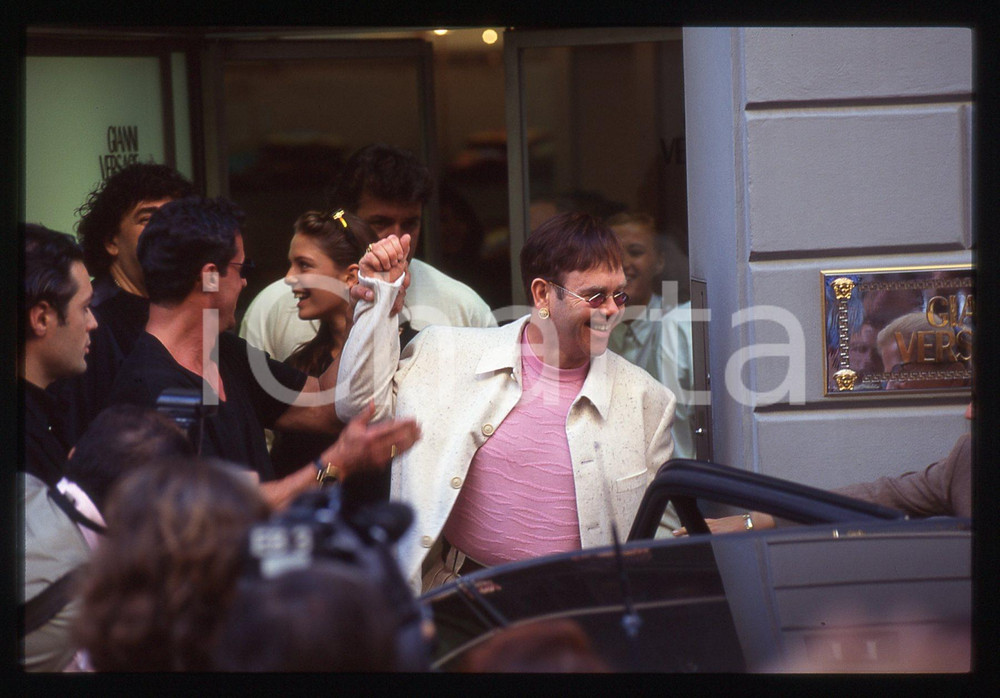 Sylvester STALLONE Elton JOHN Andrea WIESER - MILANO 1994 35 mm vintage slide 7 Diapositiva d'epoca, in formato 35 mm.CONDIZIONI: GOODE' severamente vietata la riproduzione. Tutti i diritti sono riservati.Nella diapositiva ICharta mette in vendita, sul negozio eBay e in esclusiva sul sito "icharta" il proprio archivio composto da numerose diapositive e negativi fotografici d'epoca, tutti originali e autentici, che attraversano la storia del costume italiano tra gli la fine degli anni Sessanta e Novanta.Si tratta di uno sguardo inedito sull'attualità, la politica, la vita quotidiana, il gossip e la cultura, che fotografa il cambiamento della nazione in quest'ultimo scorcio del XX secolo. Un'occasione unica per il mercato del collezionismo, che vede finalmente disponibile un archivio eccezionale per vastità, tematiche e condizioni, in un settore (il negativo fotografico e la diapositiva) di assoluta novità e dalle interessanti prospettive di investimento.  GOOD/buono   originale e autentica 1