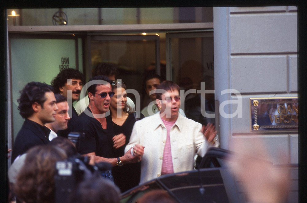 Sylvester STALLONE Elton JOHN Andrea WIESER - MILANO 1994 35 mm vintage slide 8 Diapositiva d'epoca, in formato 35 mm.CONDIZIONI: GOODE' severamente vietata la riproduzione. Tutti i diritti sono riservati.Nella diapositiva ICharta mette in vendita, sul negozio eBay e in esclusiva sul sito "icharta" il proprio archivio composto da numerose diapositive e negativi fotografici d'epoca, tutti originali e autentici, che attraversano la storia del costume italiano tra gli la fine degli anni Sessanta e Novanta.Si tratta di uno sguardo inedito sull'attualità, la politica, la vita quotidiana, il gossip e la cultura, che fotografa il cambiamento della nazione in quest'ultimo scorcio del XX secolo. Un'occasione unica per il mercato del collezionismo, che vede finalmente disponibile un archivio eccezionale per vastità, tematiche e condizioni, in un settore (il negativo fotografico e la diapositiva) di assoluta novità e dalle interessanti prospettive di investimento.  GOOD/buono   originale e autentica 1