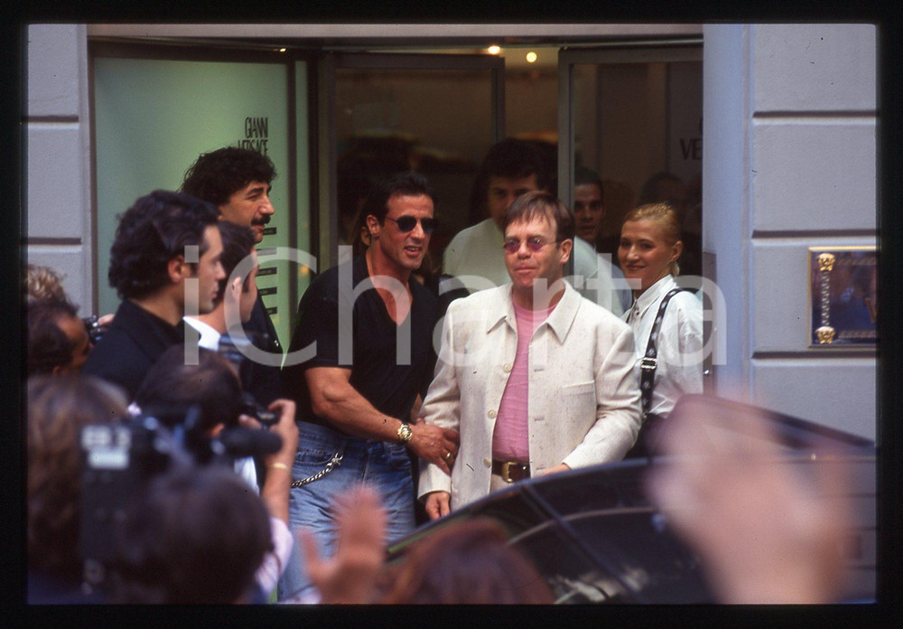 Sylvester STALLONE Elton JOHN Andrea WIESER - MILANO 1994 35 mm vintage slide 10 Diapositiva d'epoca, in formato 35 mm.CONDIZIONI: GOODE' severamente vietata la riproduzione. Tutti i diritti sono riservati.Nella diapositiva ICharta mette in vendita, sul negozio eBay e in esclusiva sul sito "icharta" il proprio archivio composto da numerose diapositive e negativi fotografici d'epoca, tutti originali e autentici, che attraversano la storia del costume italiano tra gli la fine degli anni Sessanta e Novanta.Si tratta di uno sguardo inedito sull'attualità, la politica, la vita quotidiana, il gossip e la cultura, che fotografa il cambiamento della nazione in quest'ultimo scorcio del XX secolo. Un'occasione unica per il mercato del collezionismo, che vede finalmente disponibile un archivio eccezionale per vastità, tematiche e condizioni, in un settore (il negativo fotografico e la diapositiva) di assoluta novità e dalle interessanti prospettive di investimento.  GOOD/buono   originale e autentica 1