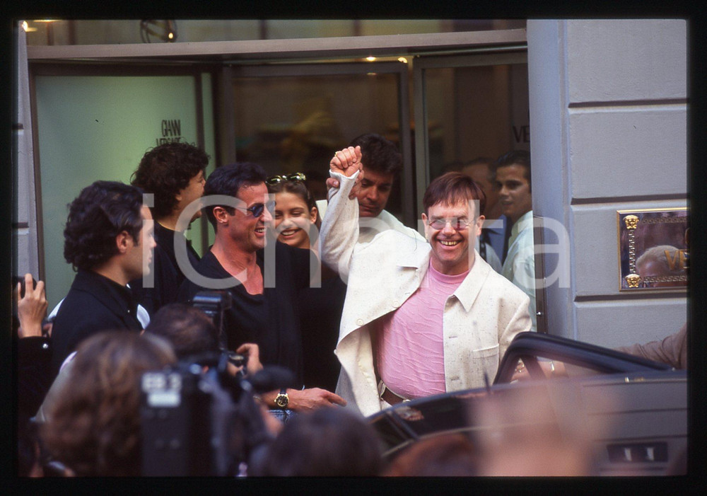 Sylvester STALLONE Elton JOHN Andrea WIESER - MILANO 1994 35 mm vintage slide 11 Diapositiva d'epoca, in formato 35 mm.CONDIZIONI: GOODE' severamente vietata la riproduzione. Tutti i diritti sono riservati.Nella diapositiva ICharta mette in vendita, sul negozio eBay e in esclusiva sul sito "icharta" il proprio archivio composto da numerose diapositive e negativi fotografici d'epoca, tutti originali e autentici, che attraversano la storia del costume italiano tra gli la fine degli anni Sessanta e Novanta.Si tratta di uno sguardo inedito sull'attualità, la politica, la vita quotidiana, il gossip e la cultura, che fotografa il cambiamento della nazione in quest'ultimo scorcio del XX secolo. Un'occasione unica per il mercato del collezionismo, che vede finalmente disponibile un archivio eccezionale per vastità, tematiche e condizioni, in un settore (il negativo fotografico e la diapositiva) di assoluta novità e dalle interessanti prospettive di investimento.  GOOD/buono   originale e autentica 1