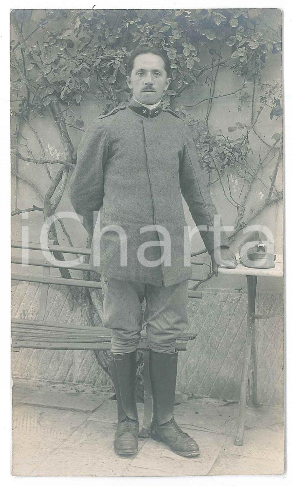1917 ITALIA - ZONA DI GUERRA Ritratto di un soldato - Fotografia anonima 8x14  Fotografia d'epoca in formato cartolina postale. FAIR/discreto Lievi smussature agli angoli Formato: 8x14 originale e autentica 1