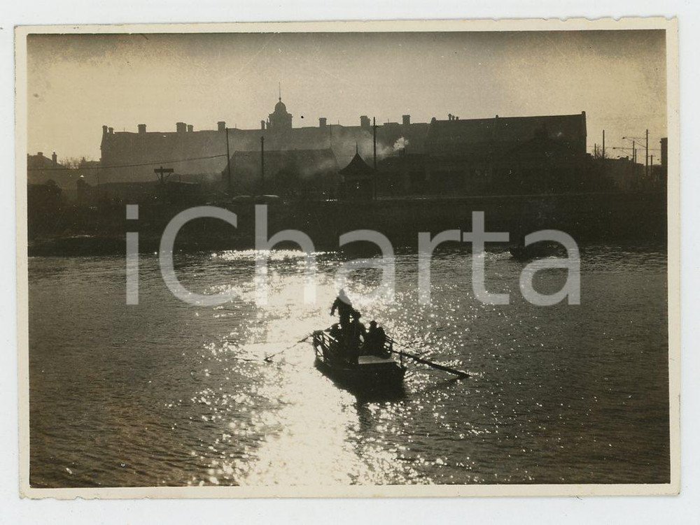 1935 ca CINA - Paesaggio fluviale con barca (2) Foto VINTAGE 8x6 cm Fotografia d'epoca.CONDIZIONI: GFORMATO: 8x6 cm    originale e autentica 1