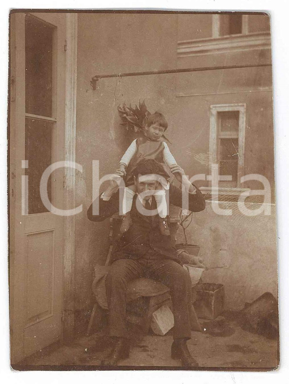 Fotografia d epoca originale 1922 COSTUME ITALIA Uomo con bambina sulle spalle  Foto anonima 8x11 cm 1