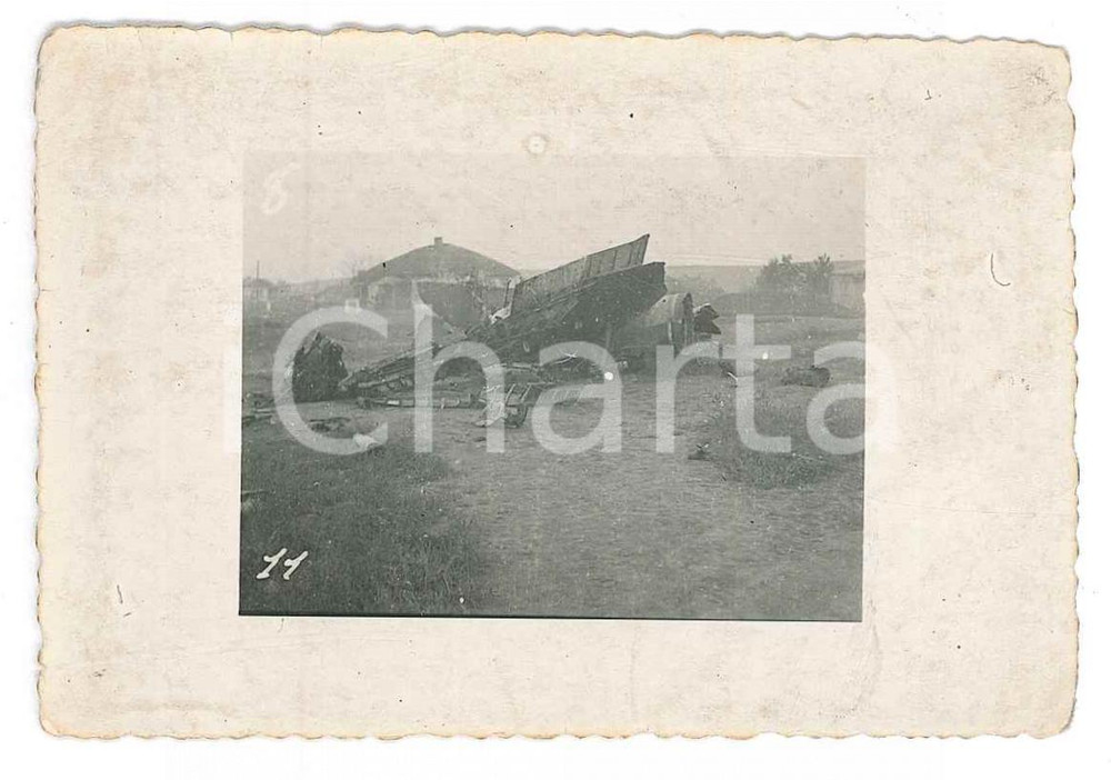 1944 ca WW2 ZONA DI GUERRA Aereo russo abbattuto - Fotografia 9x6 cm Fotografia originale d'epoca, con didascalia manoscritta al verso. FAIR/discreto lievi macchie Formato: 9x6 cm originale e autentica 1