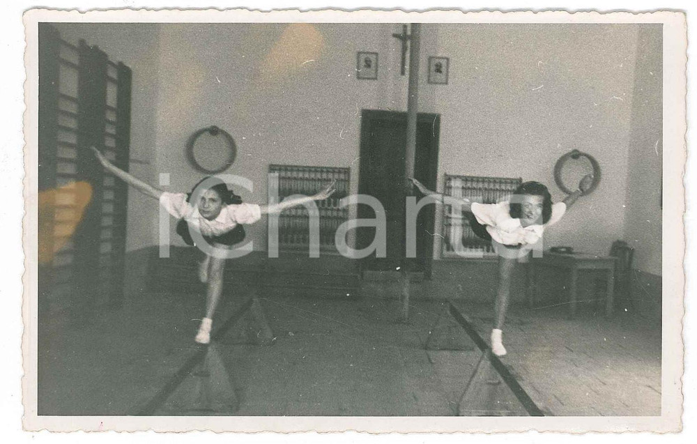 1940 ca COSTUME ITALIA Ginnastica per ragazze - Fotografia 14x9 cm Fotografia originale d'epoca, in formato cartolina postale. POOR/danneggiato aloni Formato: 14x9 cm originale e autentica 1