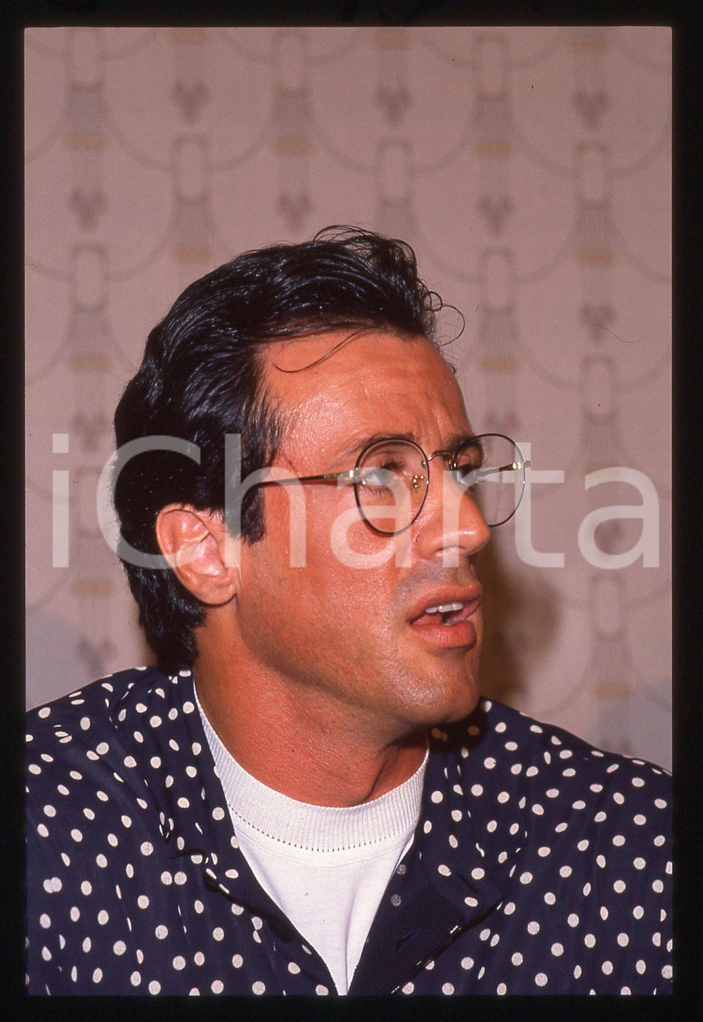 Sylvester STALLONE - CINEMA 1995 ca 35 mm vintage slide 72 Diapositiva d'epoca, in formato 35 mm.CONDIZIONI: GOODE' severamente vietata la riproduzione. Tutti i diritti sono riservati.Nella diapositiva ICharta mette in vendita, sul negozio eBay e in esclusiva sul sito "icharta" il proprio archivio composto da numerose diapositive e negativi fotografici d'epoca, tutti originali e autentici, che attraversano la storia del costume italiano tra gli la fine degli anni Sessanta e Novanta.Si tratta di uno sguardo inedito sull'attualità, la politica, la vita quotidiana, il gossip e la cultura, che fotografa il cambiamento della nazione in quest'ultimo scorcio del XX secolo. Un'occasione unica per il mercato del collezionismo, che vede finalmente disponibile un archivio eccezionale per vastità, tematiche e condizioni, in un settore (il negativo fotografico e la diapositiva) di assoluta novità e dalle interessanti prospettive di investimento.  GOOD/buono   originale e autentica 1