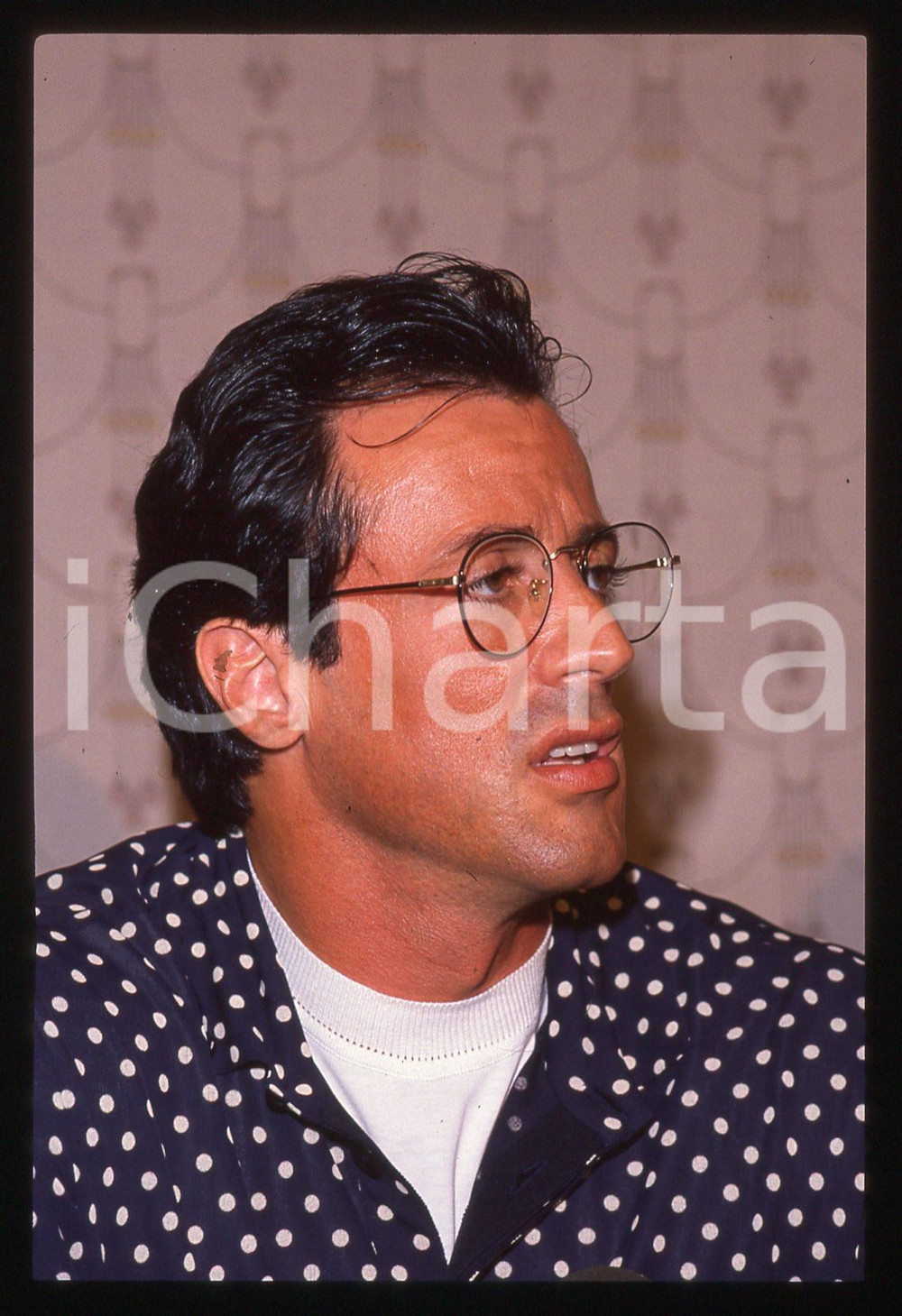 Sylvester STALLONE - CINEMA 1995 ca 35 mm vintage slide 73 Diapositiva d'epoca, in formato 35 mm.CONDIZIONI: GOODE' severamente vietata la riproduzione. Tutti i diritti sono riservati.Nella diapositiva ICharta mette in vendita, sul negozio eBay e in esclusiva sul sito "icharta" il proprio archivio composto da numerose diapositive e negativi fotografici d'epoca, tutti originali e autentici, che attraversano la storia del costume italiano tra gli la fine degli anni Sessanta e Novanta.Si tratta di uno sguardo inedito sull'attualità, la politica, la vita quotidiana, il gossip e la cultura, che fotografa il cambiamento della nazione in quest'ultimo scorcio del XX secolo. Un'occasione unica per il mercato del collezionismo, che vede finalmente disponibile un archivio eccezionale per vastità, tematiche e condizioni, in un settore (il negativo fotografico e la diapositiva) di assoluta novità e dalle interessanti prospettive di investimento.  GOOD/buono   originale e autentica 1