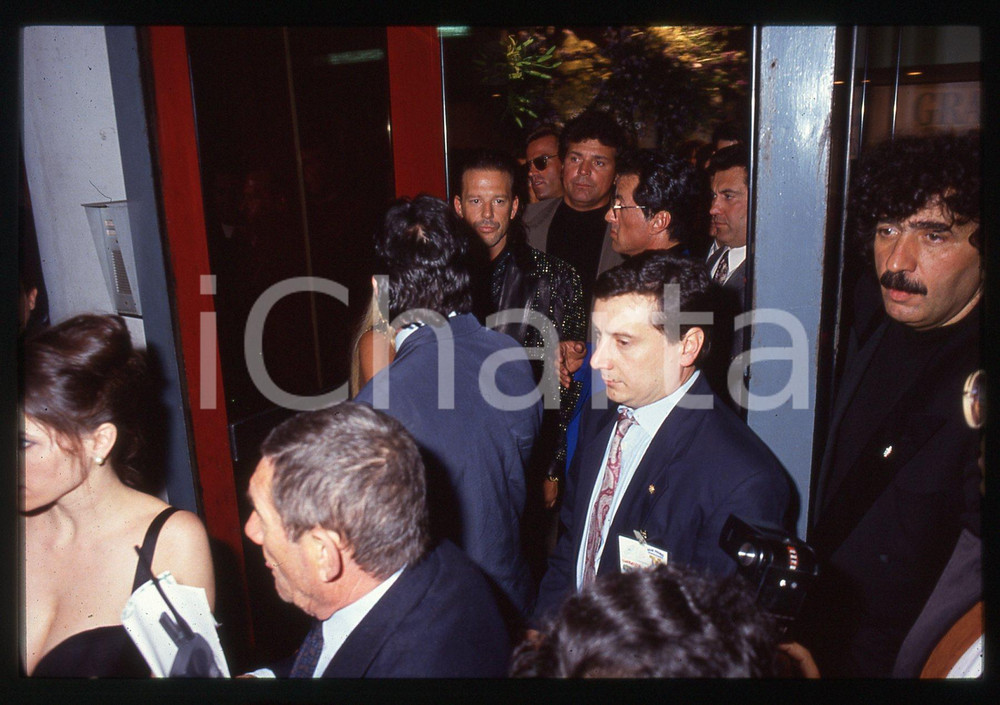Sylvester STALLONE e Mickey ROURKE - COSTUME 1995 ca 35 mm vintage slide 2 Diapositiva d'epoca, in formato 35 mm.CONDIZIONI: GOODE' severamente vietata la riproduzione. Tutti i diritti sono riservati.Nella diapositiva ICharta mette in vendita, sul negozio eBay e in esclusiva sul sito "icharta" il proprio archivio composto da numerose diapositive e negativi fotografici d'epoca, tutti originali e autentici, che attraversano la storia del costume italiano tra gli la fine degli anni Sessanta e Novanta.Si tratta di uno sguardo inedito sull'attualità, la politica, la vita quotidiana, il gossip e la cultura, che fotografa il cambiamento della nazione in quest'ultimo scorcio del XX secolo. Un'occasione unica per il mercato del collezionismo, che vede finalmente disponibile un archivio eccezionale per vastità, tematiche e condizioni, in un settore (il negativo fotografico e la diapositiva) di assoluta novità e dalle interessanti prospettive di investimento.  GOOD/buono   originale e autentica 1