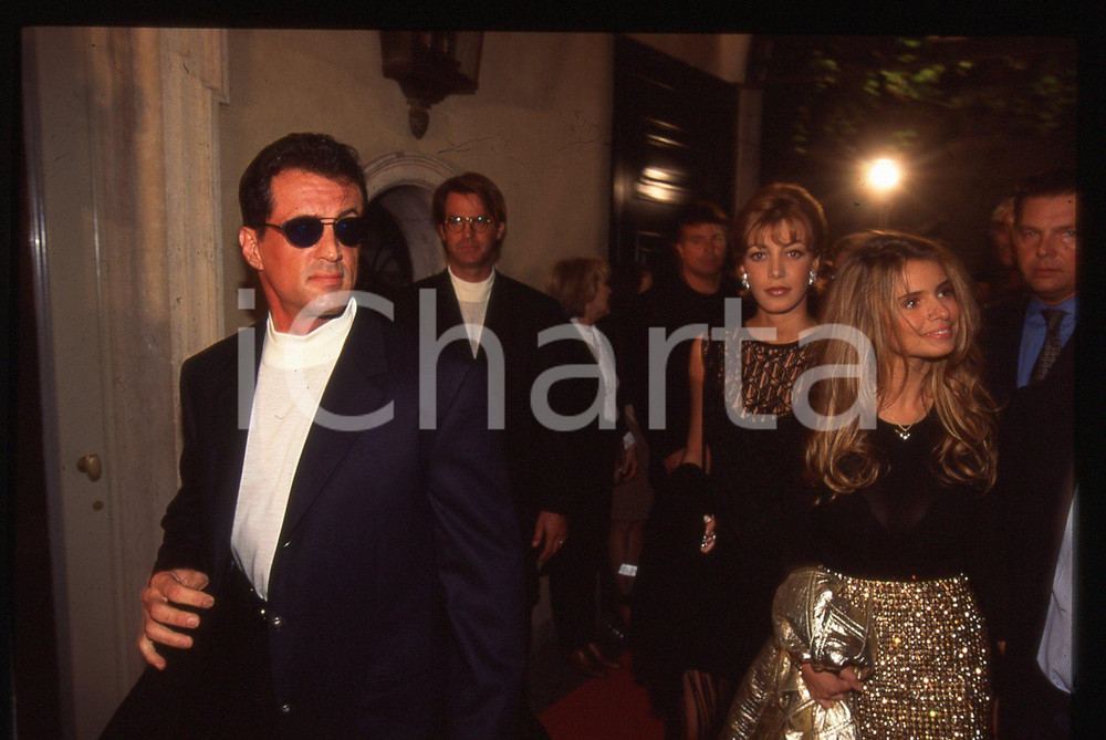 Sylvester STALLONE e Debora CAPRIOGLIO - COSTUME 1995 ca 35 mm vintage slide Diapositiva d'epoca, in formato 35 mm.CONDIZIONI: GOODE' severamente vietata la riproduzione. Tutti i diritti sono riservati.Nella diapositiva ICharta mette in vendita, sul negozio eBay e in esclusiva sul sito "icharta" il proprio archivio composto da numerose diapositive e negativi fotografici d'epoca, tutti originali e autentici, che attraversano la storia del costume italiano tra gli la fine degli anni Sessanta e Novanta.Si tratta di uno sguardo inedito sull'attualità, la politica, la vita quotidiana, il gossip e la cultura, che fotografa il cambiamento della nazione in quest'ultimo scorcio del XX secolo. Un'occasione unica per il mercato del collezionismo, che vede finalmente disponibile un archivio eccezionale per vastità, tematiche e condizioni, in un settore (il negativo fotografico e la diapositiva) di assoluta novità e dalle interessanti prospettive di investimento.  GOOD/buono   originale e autentica 1