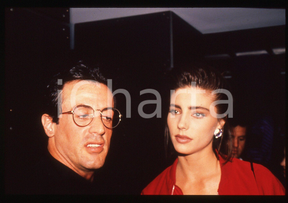 Sylvester STALLONE e Jennifer FLAVIN - COSTUME 1995 ca 35 mm vintage slide 43 Diapositiva d'epoca, in formato 35 mm.CONDIZIONI: GOODE' severamente vietata la riproduzione. Tutti i diritti sono riservati.Nella diapositiva ICharta mette in vendita, sul negozio eBay e in esclusiva sul sito "icharta" il proprio archivio composto da numerose diapositive e negativi fotografici d'epoca, tutti originali e autentici, che attraversano la storia del costume italiano tra gli la fine degli anni Sessanta e Novanta.Si tratta di uno sguardo inedito sull'attualità, la politica, la vita quotidiana, il gossip e la cultura, che fotografa il cambiamento della nazione in quest'ultimo scorcio del XX secolo. Un'occasione unica per il mercato del collezionismo, che vede finalmente disponibile un archivio eccezionale per vastità, tematiche e condizioni, in un settore (il negativo fotografico e la diapositiva) di assoluta novità e dalle interessanti prospettive di investimento.  GOOD/buono   originale e autentica 1