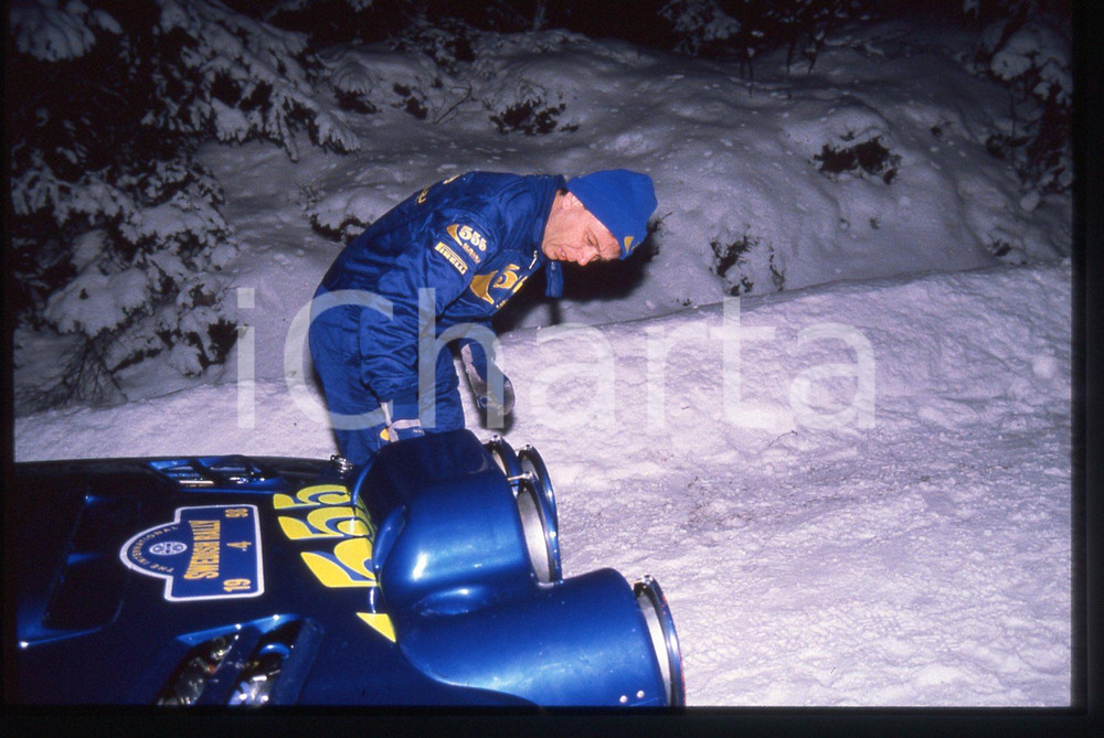 SUBARU Team - WRC INTERNATIONAL SWEDISH RALLY 1998 35 mm vintage slide 2 Diapositiva d'epoca, in formato 35 mm.CONDIZIONI: GOODE' severamente vietata la riproduzione. Tutti i diritti sono riservati.Nella diapositiva ICharta mette in vendita, sul negozio eBay e in esclusiva sul sito "icharta" il proprio archivio composto da numerose diapositive e negativi fotografici d'epoca, tutti originali e autentici, che attraversano la storia del costume italiano tra gli la fine degli anni Sessanta e Novanta.Si tratta di uno sguardo inedito sull'attualità, la politica, la vita quotidiana, il gossip e la cultura, che fotografa il cambiamento della nazione in quest'ultimo scorcio del XX secolo. Un'occasione unica per il mercato del collezionismo, che vede finalmente disponibile un archivio eccezionale per vastità, tematiche e condizioni, in un settore (il negativo fotografico e la diapositiva) di assoluta novità e dalle interessanti prospettive di investimento.  GOOD/buono   originale e autentica 1