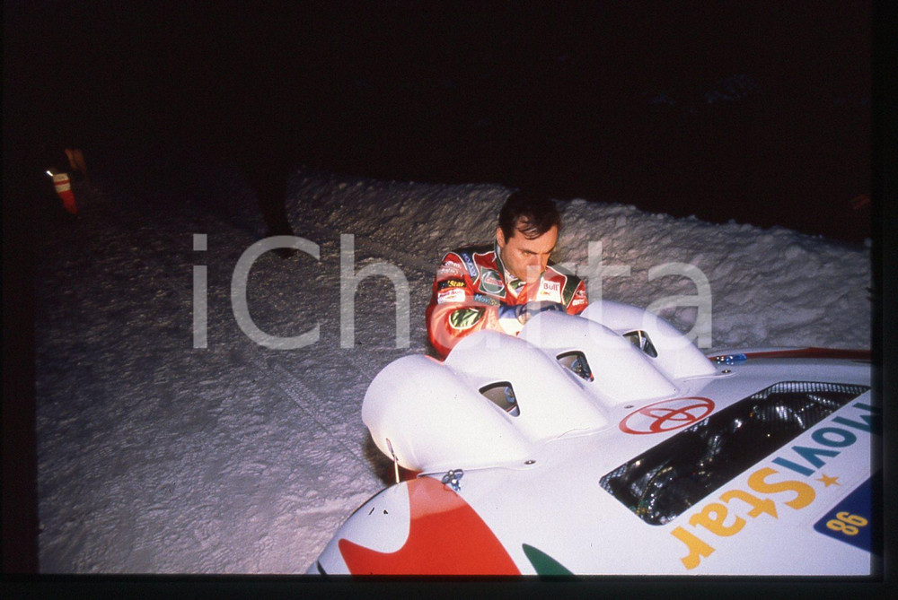 Carlos SAINZ - WRC INTERNATIONAL SWEDISH RALLY 1998 35 mm vintage slide 3 Diapositiva d'epoca, in formato 35 mm.CONDIZIONI: GOODE' severamente vietata la riproduzione. Tutti i diritti sono riservati.Nella diapositiva ICharta mette in vendita, sul negozio eBay e in esclusiva sul sito "icharta" il proprio archivio composto da numerose diapositive e negativi fotografici d'epoca, tutti originali e autentici, che attraversano la storia del costume italiano tra gli la fine degli anni Sessanta e Novanta.Si tratta di uno sguardo inedito sull'attualità, la politica, la vita quotidiana, il gossip e la cultura, che fotografa il cambiamento della nazione in quest'ultimo scorcio del XX secolo. Un'occasione unica per il mercato del collezionismo, che vede finalmente disponibile un archivio eccezionale per vastità, tematiche e condizioni, in un settore (il negativo fotografico e la diapositiva) di assoluta novità e dalle interessanti prospettive di investimento.  GOOD/buono   originale e autentica 1