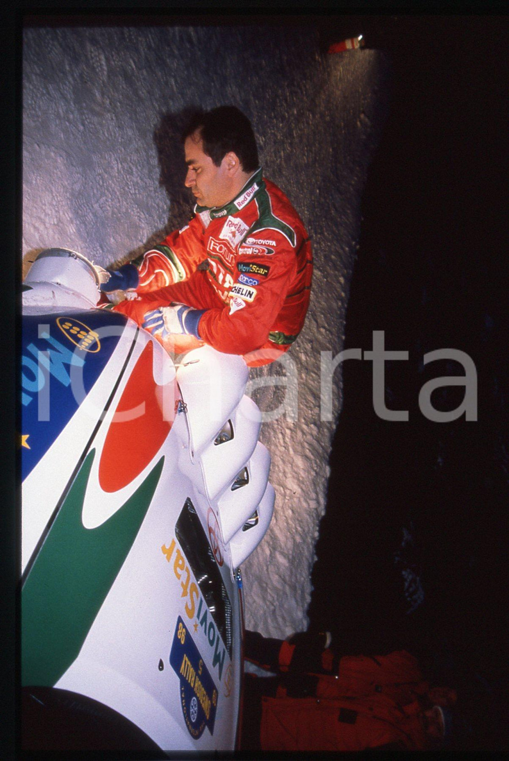 Carlos SAINZ - WRC INTERNATIONAL SWEDISH RALLY 1998 35 mm vintage slide 4 Diapositiva d'epoca, in formato 35 mm.CONDIZIONI: GOODE' severamente vietata la riproduzione. Tutti i diritti sono riservati.Nella diapositiva ICharta mette in vendita, sul negozio eBay e in esclusiva sul sito "icharta" il proprio archivio composto da numerose diapositive e negativi fotografici d'epoca, tutti originali e autentici, che attraversano la storia del costume italiano tra gli la fine degli anni Sessanta e Novanta.Si tratta di uno sguardo inedito sull'attualità, la politica, la vita quotidiana, il gossip e la cultura, che fotografa il cambiamento della nazione in quest'ultimo scorcio del XX secolo. Un'occasione unica per il mercato del collezionismo, che vede finalmente disponibile un archivio eccezionale per vastità, tematiche e condizioni, in un settore (il negativo fotografico e la diapositiva) di assoluta novità e dalle interessanti prospettive di investimento.  GOOD/buono   originale e autentica 1