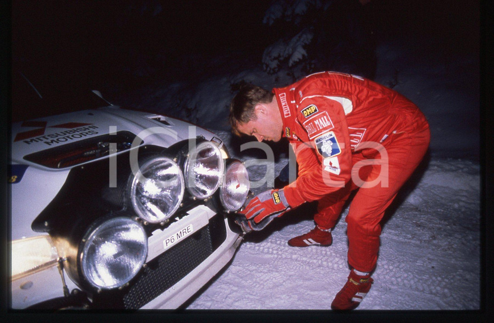 Tommi MAKINEN - WRC INTERNATIONAL SWEDISH RALLY 1998 35 mm vintage slide 2 Diapositiva d'epoca, in formato 35 mm.CONDIZIONI: GOODE' severamente vietata la riproduzione. Tutti i diritti sono riservati.Nella diapositiva ICharta mette in vendita, sul negozio eBay e in esclusiva sul sito "icharta" il proprio archivio composto da numerose diapositive e negativi fotografici d'epoca, tutti originali e autentici, che attraversano la storia del costume italiano tra gli la fine degli anni Sessanta e Novanta.Si tratta di uno sguardo inedito sull'attualità, la politica, la vita quotidiana, il gossip e la cultura, che fotografa il cambiamento della nazione in quest'ultimo scorcio del XX secolo. Un'occasione unica per il mercato del collezionismo, che vede finalmente disponibile un archivio eccezionale per vastità, tematiche e condizioni, in un settore (il negativo fotografico e la diapositiva) di assoluta novità e dalle interessanti prospettive di investimento.  GOOD/buono   originale e autentica 1