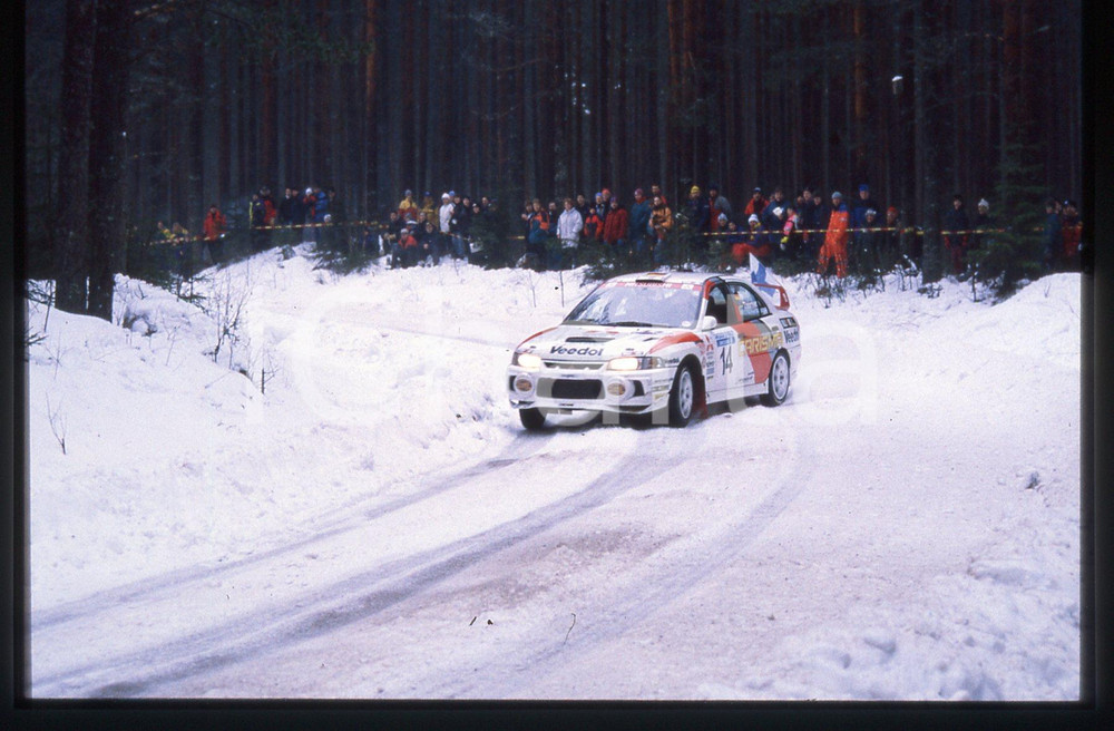 MITSUBISHI CARISMA GT EVO IV - WRC SWEDISH RALLY 1998 35 mm vintage slide Diapositiva d'epoca, in formato 35 mm.CONDIZIONI: GOODE' severamente vietata la riproduzione. Tutti i diritti sono riservati.Nella diapositiva ICharta mette in vendita, sul negozio eBay e in esclusiva sul sito "icharta" il proprio archivio composto da numerose diapositive e negativi fotografici d'epoca, tutti originali e autentici, che attraversano la storia del costume italiano tra gli la fine degli anni Sessanta e Novanta.Si tratta di uno sguardo inedito sull'attualità, la politica, la vita quotidiana, il gossip e la cultura, che fotografa il cambiamento della nazione in quest'ultimo scorcio del XX secolo. Un'occasione unica per il mercato del collezionismo, che vede finalmente disponibile un archivio eccezionale per vastità, tematiche e condizioni, in un settore (il negativo fotografico e la diapositiva) di assoluta novità e dalle interessanti prospettive di investimento.  GOOD/buono   originale e autentica 1