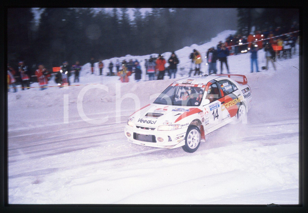 MITSUBISHI CARISMA GT EVO IV - WRC SWEDISH RALLY 1998 35 mm vintage slide 5 Diapositiva d'epoca, in formato 35 mm.CONDIZIONI: GOODE' severamente vietata la riproduzione. Tutti i diritti sono riservati.Nella diapositiva ICharta mette in vendita, sul negozio eBay e in esclusiva sul sito "icharta" il proprio archivio composto da numerose diapositive e negativi fotografici d'epoca, tutti originali e autentici, che attraversano la storia del costume italiano tra gli la fine degli anni Sessanta e Novanta.Si tratta di uno sguardo inedito sull'attualità , la politica, la vita quotidiana, il gossip e la cultura, che fotografa il cambiamento della nazione in quest'ultimo scorcio del XX secolo. Un'occasione unica per il mercato del collezionismo, che vede finalmente disponibile un archivio eccezionale per vastità , tematiche e condizioni, in un settore (il negativo fotografico e la diapositiva) di assoluta novità  e dalle interessanti prospettive di investimento.  GOOD/buono   originale e autentica 1