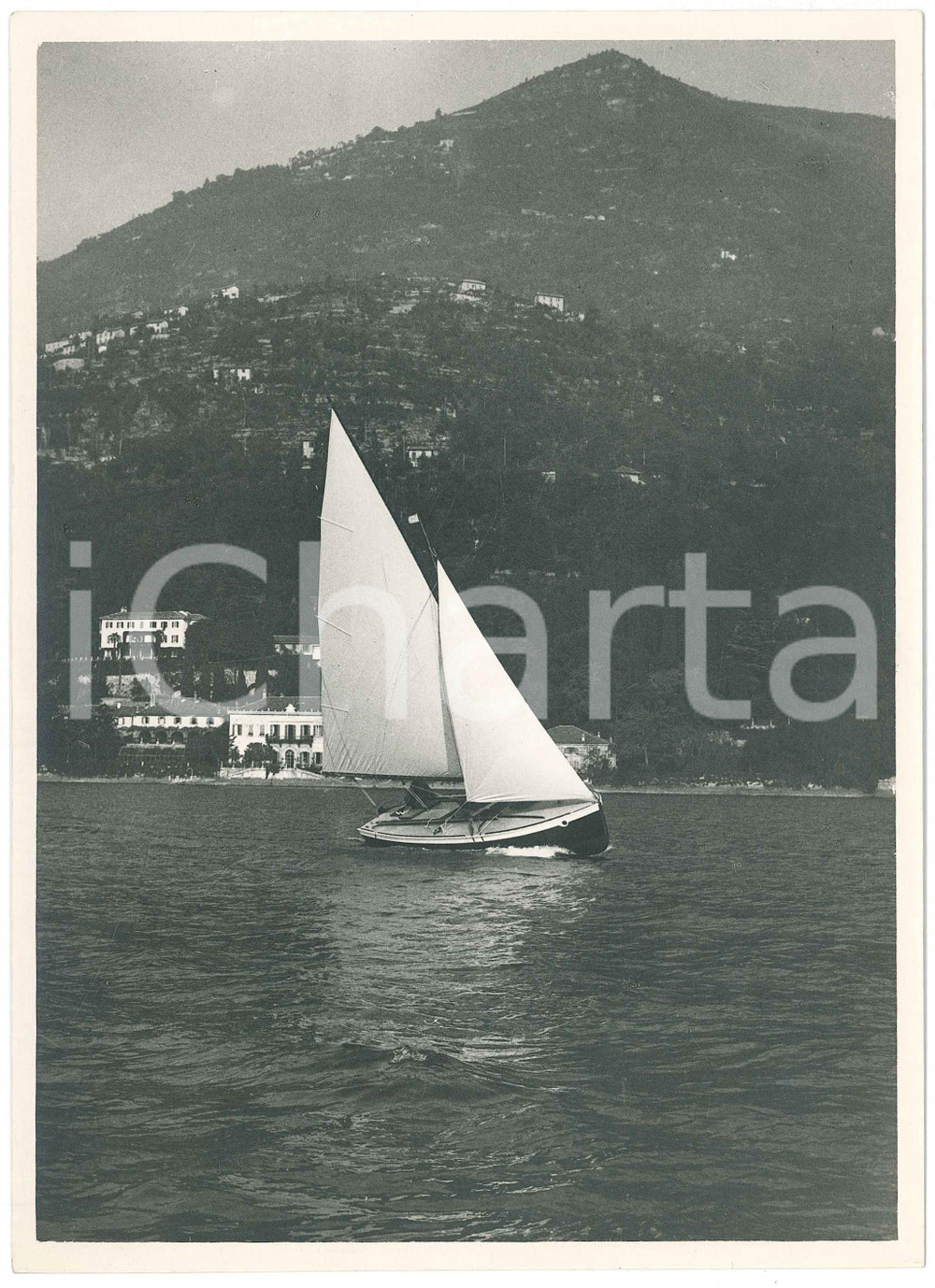 1960 ca LAGO DI GARDA Veduta con barca a vela - Foto artistica (2) Fotografia originale d'epoca. GOOD/buono  Formato: 18x24 cm originale e autentica 1