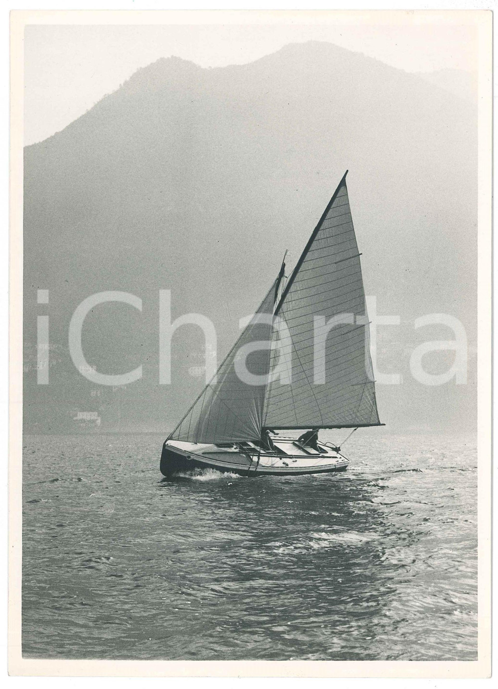 1960 ca LAGO DI GARDA Veduta con barca a vela - Foto artistica (4) Fotografia originale d'epoca. GOOD/buono  Formato: 18x24 cm originale e autentica 1