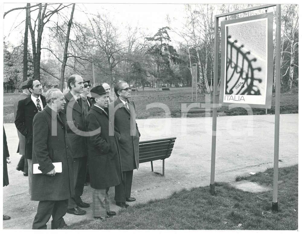Fotografia d epoca originale 1975 MILANO Premio SIRENA  La giuria al Parco Sempione  Foto 24x18 cm 1