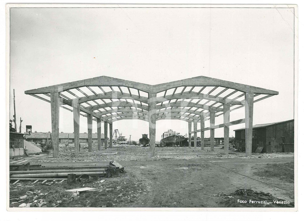 Fotografia d epoca originale 1955 ca VENEZIA Cantieri nautici  Veduta generale  Foto FERRUZZI 18x13 cm 1