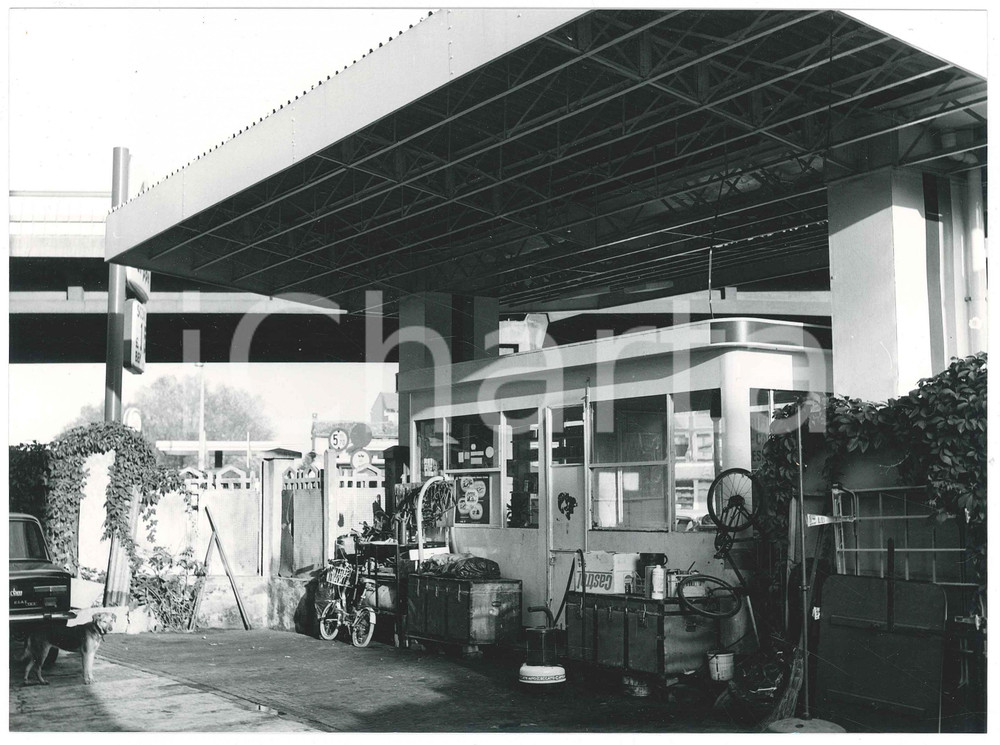 Fotografia d epoca originale 1975 MILANO Viale Certosa 228  Benzinaio  Interno Foto 5 1