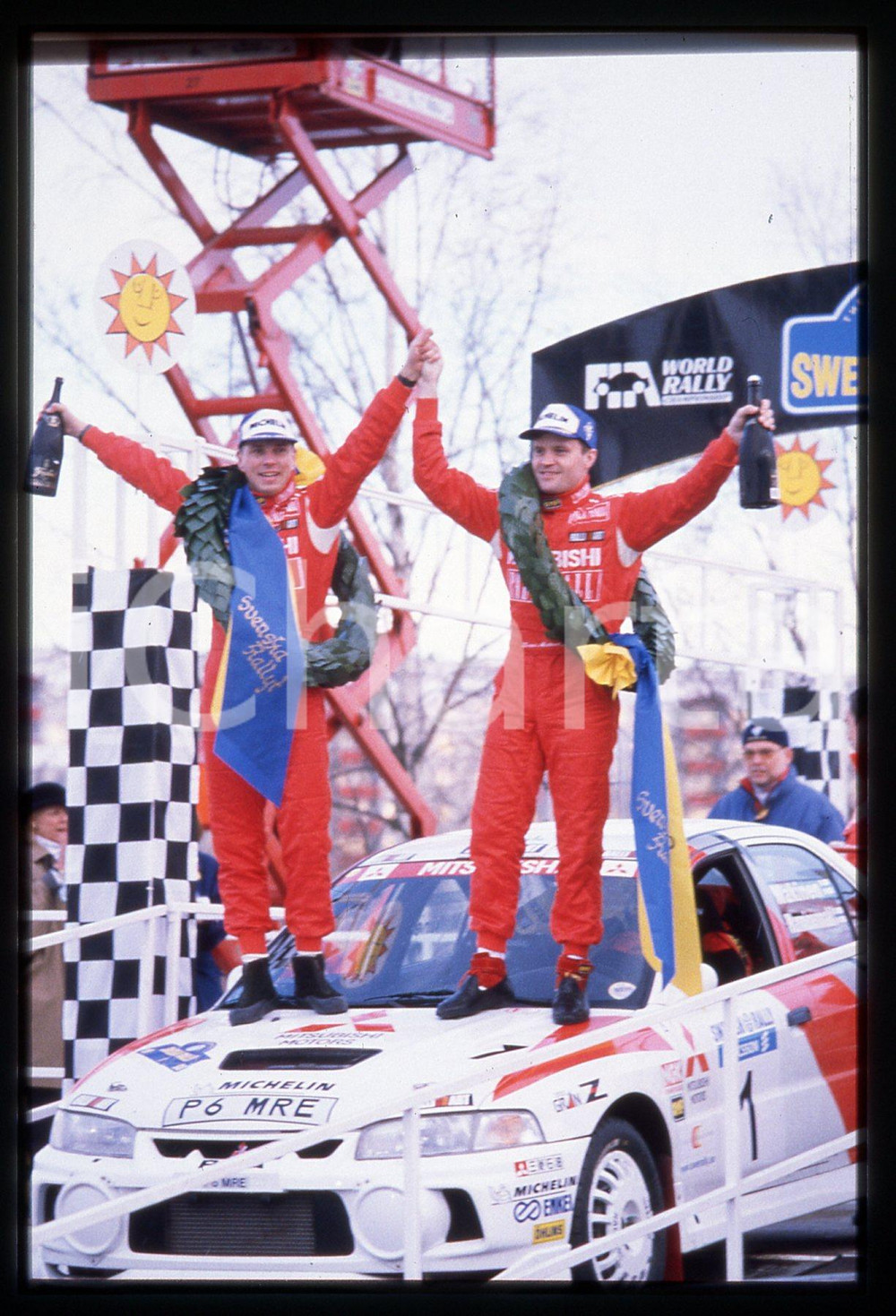 Tommi MAKINEN e Risto MANNISENMAKI WRC SWEDISH RALLY 1998 35 mm vintage slide 2 Diapositiva d'epoca, in formato 35 mm.CONDIZIONI: GOODE' severamente vietata la riproduzione. Tutti i diritti sono riservati.Nella diapositiva ICharta mette in vendita, sul negozio eBay e in esclusiva sul sito "icharta" il proprio archivio composto da numerose diapositive e negativi fotografici d'epoca, tutti originali e autentici, che attraversano la storia del costume italiano tra gli la fine degli anni Sessanta e Novanta.Si tratta di uno sguardo inedito sull'attualità , la politica, la vita quotidiana, il gossip e la cultura, che fotografa il cambiamento della nazione in quest'ultimo scorcio del XX secolo. Un'occasione unica per il mercato del collezionismo, che vede finalmente disponibile un archivio eccezionale per vastità , tematiche e condizioni, in un settore (il negativo fotografico e la diapositiva) di assoluta novità  e dalle interessanti prospettive di investimento.  GOOD/buono   originale e autentica 1