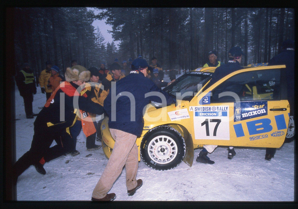 SEAT IBIZA KIT CAR EVO2 - WRC SWEDISH RALLY 1998 35 mm vintage slide 2 Diapositiva d'epoca, in formato 35 mm.CONDIZIONI: GOODE' severamente vietata la riproduzione. Tutti i diritti sono riservati.Nella diapositiva ICharta mette in vendita, sul negozio eBay e in esclusiva sul sito "icharta" il proprio archivio composto da numerose diapositive e negativi fotografici d'epoca, tutti originali e autentici, che attraversano la storia del costume italiano tra gli la fine degli anni Sessanta e Novanta.Si tratta di uno sguardo inedito sull'attualità , la politica, la vita quotidiana, il gossip e la cultura, che fotografa il cambiamento della nazione in quest'ultimo scorcio del XX secolo. Un'occasione unica per il mercato del collezionismo, che vede finalmente disponibile un archivio eccezionale per vastità , tematiche e condizioni, in un settore (il negativo fotografico e la diapositiva) di assoluta novità  e dalle interessanti prospettive di investimento.  GOOD/buono   originale e autentica 1
