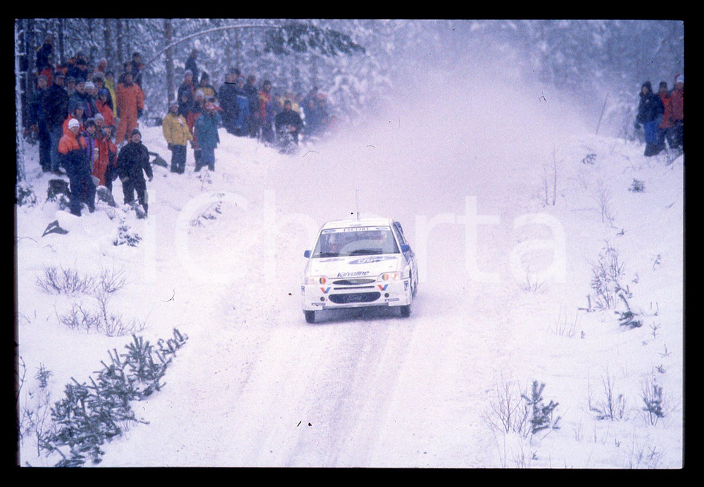 FORD ESCORT WRC - WRC INTERNATIONAL SWEDISH RALLY 1998 35 mm vintage slide 4 Diapositiva d'epoca, in formato 35 mm.CONDIZIONI: GOODE' severamente vietata la riproduzione. Tutti i diritti sono riservati.Nella diapositiva ICharta mette in vendita, sul negozio eBay e in esclusiva sul sito "icharta" il proprio archivio composto da numerose diapositive e negativi fotografici d'epoca, tutti originali e autentici, che attraversano la storia del costume italiano tra gli la fine degli anni Sessanta e Novanta.Si tratta di uno sguardo inedito sull'attualità , la politica, la vita quotidiana, il gossip e la cultura, che fotografa il cambiamento della nazione in quest'ultimo scorcio del XX secolo. Un'occasione unica per il mercato del collezionismo, che vede finalmente disponibile un archivio eccezionale per vastità , tematiche e condizioni, in un settore (il negativo fotografico e la diapositiva) di assoluta novità  e dalle interessanti prospettive di investimento.  GOOD/buono   originale e autentica 1