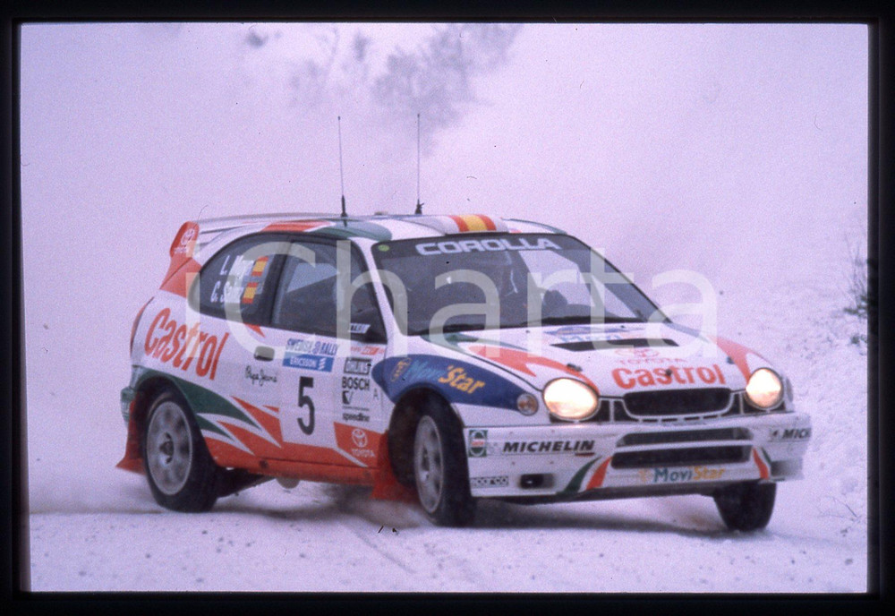 TOYOTA COROLLA WRC - WRC SWEDISH RALLY 1998 35 mm vintage slide 7 Diapositiva d'epoca, in formato 35 mm.CONDIZIONI: GOODE' severamente vietata la riproduzione. Tutti i diritti sono riservati.Nella diapositiva ICharta mette in vendita, sul negozio eBay e in esclusiva sul sito "icharta" il proprio archivio composto da numerose diapositive e negativi fotografici d'epoca, tutti originali e autentici, che attraversano la storia del costume italiano tra gli la fine degli anni Sessanta e Novanta.Si tratta di uno sguardo inedito sull'attualità , la politica, la vita quotidiana, il gossip e la cultura, che fotografa il cambiamento della nazione in quest'ultimo scorcio del XX secolo. Un'occasione unica per il mercato del collezionismo, che vede finalmente disponibile un archivio eccezionale per vastità , tematiche e condizioni, in un settore (il negativo fotografico e la diapositiva) di assoluta novità  e dalle interessanti prospettive di investimento.  GOOD/buono   originale e autentica 1