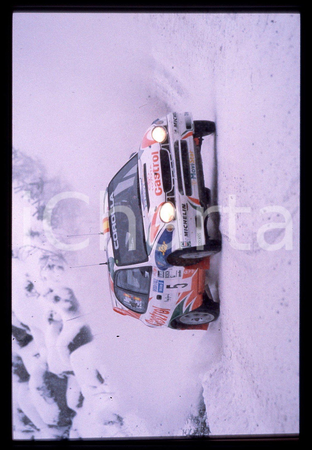 TOYOTA COROLLA WRC - WRC SWEDISH RALLY 1998 35 mm vintage slide 9 Diapositiva d'epoca, in formato 35 mm.CONDIZIONI: GOODE' severamente vietata la riproduzione. Tutti i diritti sono riservati.Nella diapositiva ICharta mette in vendita, sul negozio eBay e in esclusiva sul sito "icharta" il proprio archivio composto da numerose diapositive e negativi fotografici d'epoca, tutti originali e autentici, che attraversano la storia del costume italiano tra gli la fine degli anni Sessanta e Novanta.Si tratta di uno sguardo inedito sull'attualità , la politica, la vita quotidiana, il gossip e la cultura, che fotografa il cambiamento della nazione in quest'ultimo scorcio del XX secolo. Un'occasione unica per il mercato del collezionismo, che vede finalmente disponibile un archivio eccezionale per vastità , tematiche e condizioni, in un settore (il negativo fotografico e la diapositiva) di assoluta novità  e dalle interessanti prospettive di investimento.  GOOD/buono   originale e autentica 1