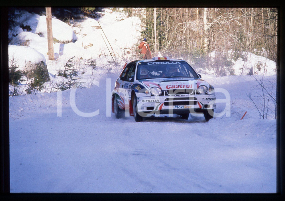 TOYOTA COROLLA WRC - WRC SWEDISH RALLY 1998 35 mm vintage slide 10 Diapositiva d'epoca, in formato 35 mm.CONDIZIONI: GOODE' severamente vietata la riproduzione. Tutti i diritti sono riservati.Nella diapositiva ICharta mette in vendita, sul negozio eBay e in esclusiva sul sito "icharta" il proprio archivio composto da numerose diapositive e negativi fotografici d'epoca, tutti originali e autentici, che attraversano la storia del costume italiano tra gli la fine degli anni Sessanta e Novanta.Si tratta di uno sguardo inedito sull'attualità , la politica, la vita quotidiana, il gossip e la cultura, che fotografa il cambiamento della nazione in quest'ultimo scorcio del XX secolo. Un'occasione unica per il mercato del collezionismo, che vede finalmente disponibile un archivio eccezionale per vastità , tematiche e condizioni, in un settore (il negativo fotografico e la diapositiva) di assoluta novità  e dalle interessanti prospettive di investimento.  GOOD/buono   originale e autentica 1
