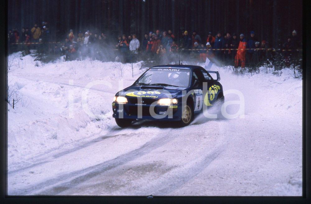SUBARU IMPREZA S5 WRC '97 - WRC SWEDISH RALLY 1998 35 mm vintage slide 7 Diapositiva d'epoca, in formato 35 mm.CONDIZIONI: GOODE' severamente vietata la riproduzione. Tutti i diritti sono riservati.Nella diapositiva ICharta mette in vendita, sul negozio eBay e in esclusiva sul sito "icharta" il proprio archivio composto da numerose diapositive e negativi fotografici d'epoca, tutti originali e autentici, che attraversano la storia del costume italiano tra gli la fine degli anni Sessanta e Novanta.Si tratta di uno sguardo inedito sull'attualità , la politica, la vita quotidiana, il gossip e la cultura, che fotografa il cambiamento della nazione in quest'ultimo scorcio del XX secolo. Un'occasione unica per il mercato del collezionismo, che vede finalmente disponibile un archivio eccezionale per vastità , tematiche e condizioni, in un settore (il negativo fotografico e la diapositiva) di assoluta novità  e dalle interessanti prospettive di investimento.  GOOD/buono   originale e autentica 1