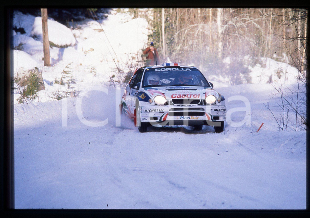 TOYOTA COROLLA WRC - WRC SWEDISH RALLY 1998 35 mm vintage slide 11 Diapositiva d'epoca, in formato 35 mm.CONDIZIONI: GOODE' severamente vietata la riproduzione. Tutti i diritti sono riservati.Nella diapositiva ICharta mette in vendita, sul negozio eBay e in esclusiva sul sito "icharta" il proprio archivio composto da numerose diapositive e negativi fotografici d'epoca, tutti originali e autentici, che attraversano la storia del costume italiano tra gli la fine degli anni Sessanta e Novanta.Si tratta di uno sguardo inedito sull'attualità , la politica, la vita quotidiana, il gossip e la cultura, che fotografa il cambiamento della nazione in quest'ultimo scorcio del XX secolo. Un'occasione unica per il mercato del collezionismo, che vede finalmente disponibile un archivio eccezionale per vastità , tematiche e condizioni, in un settore (il negativo fotografico e la diapositiva) di assoluta novità  e dalle interessanti prospettive di investimento.  GOOD/buono   originale e autentica 1